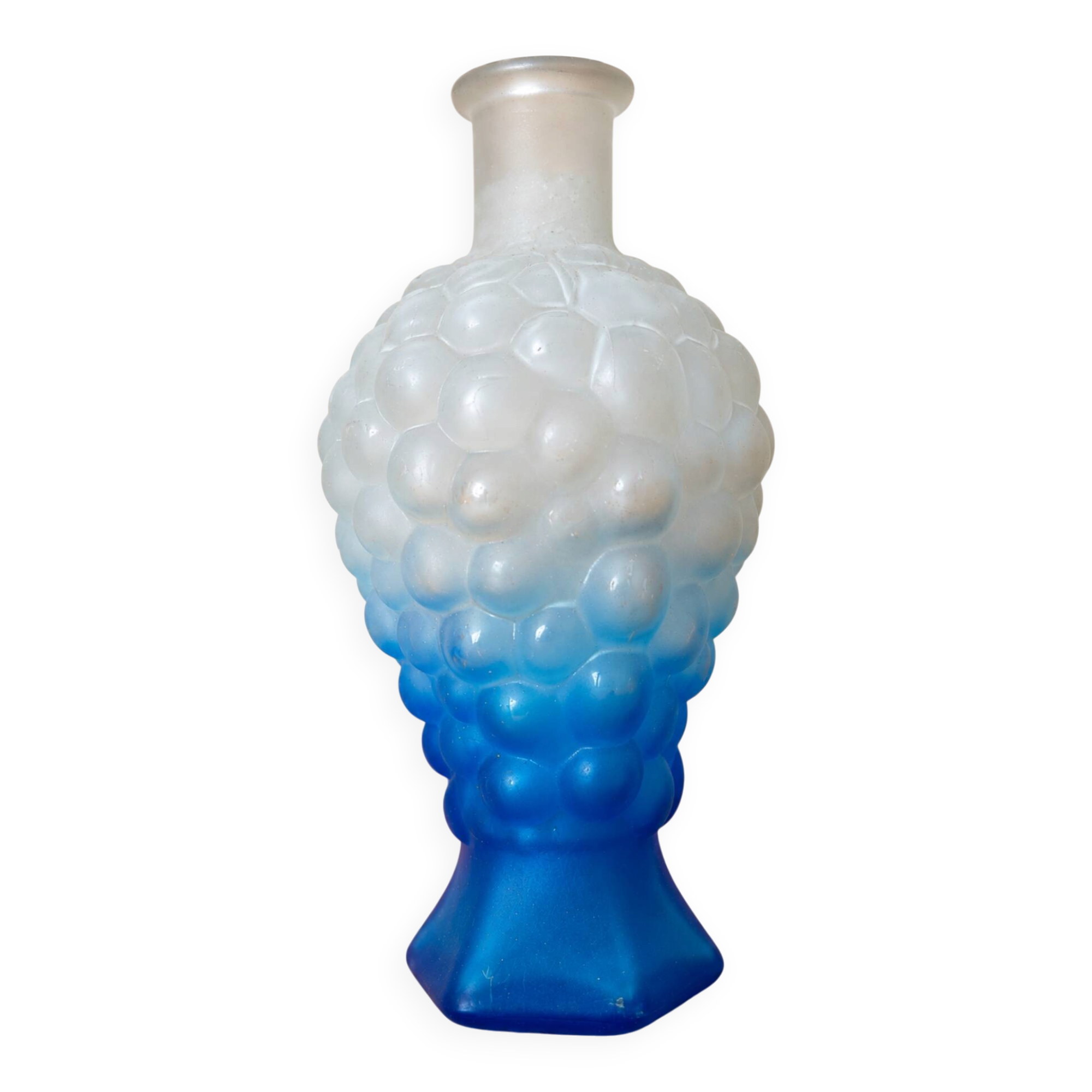 Flacon vintage en verre dépoli bleu à décor de grappes de raisin