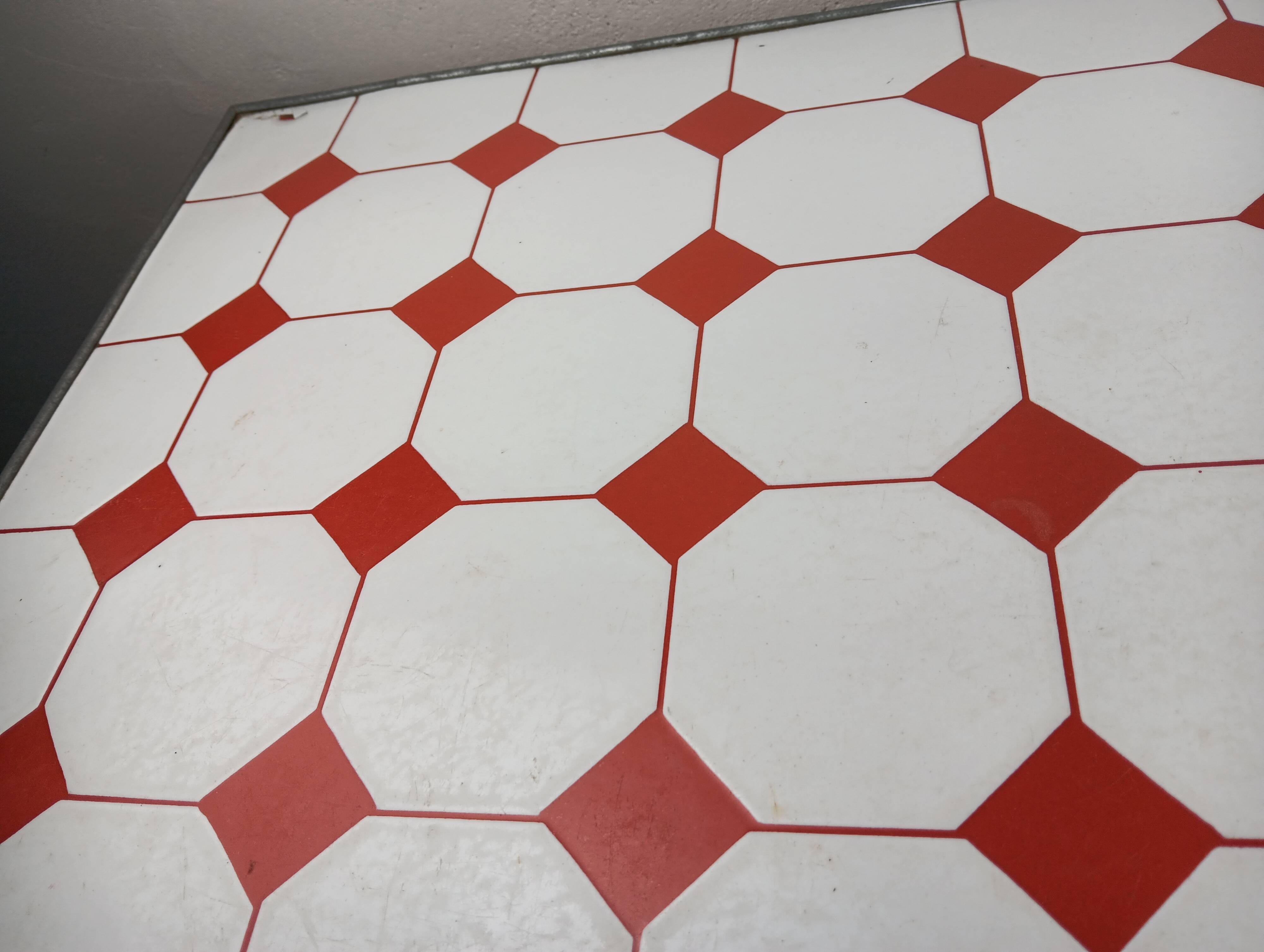 Meuble de métier , buffet parisien en tôle émaillé rouge et blanc