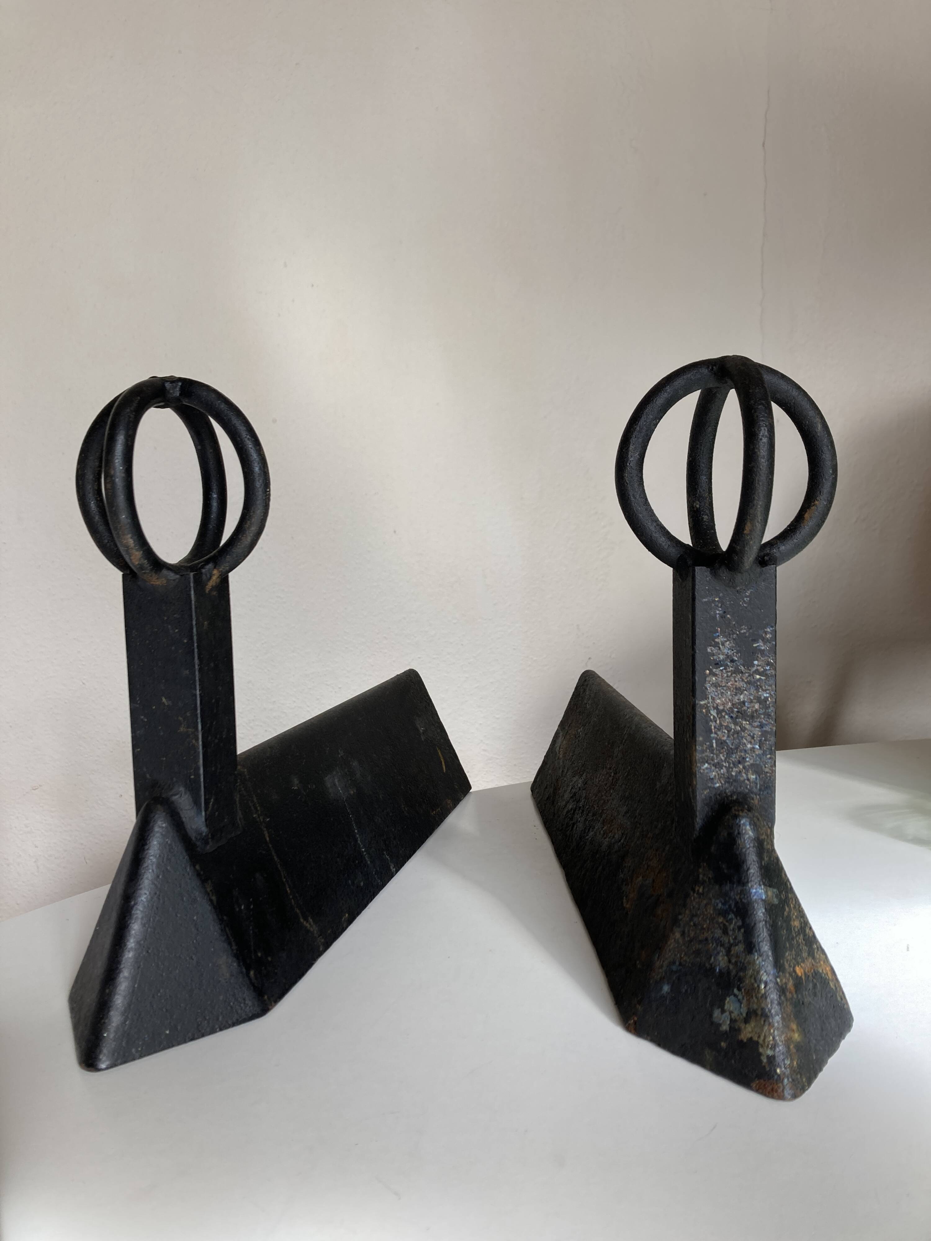Paire de chenets modenistes en fonte 1950