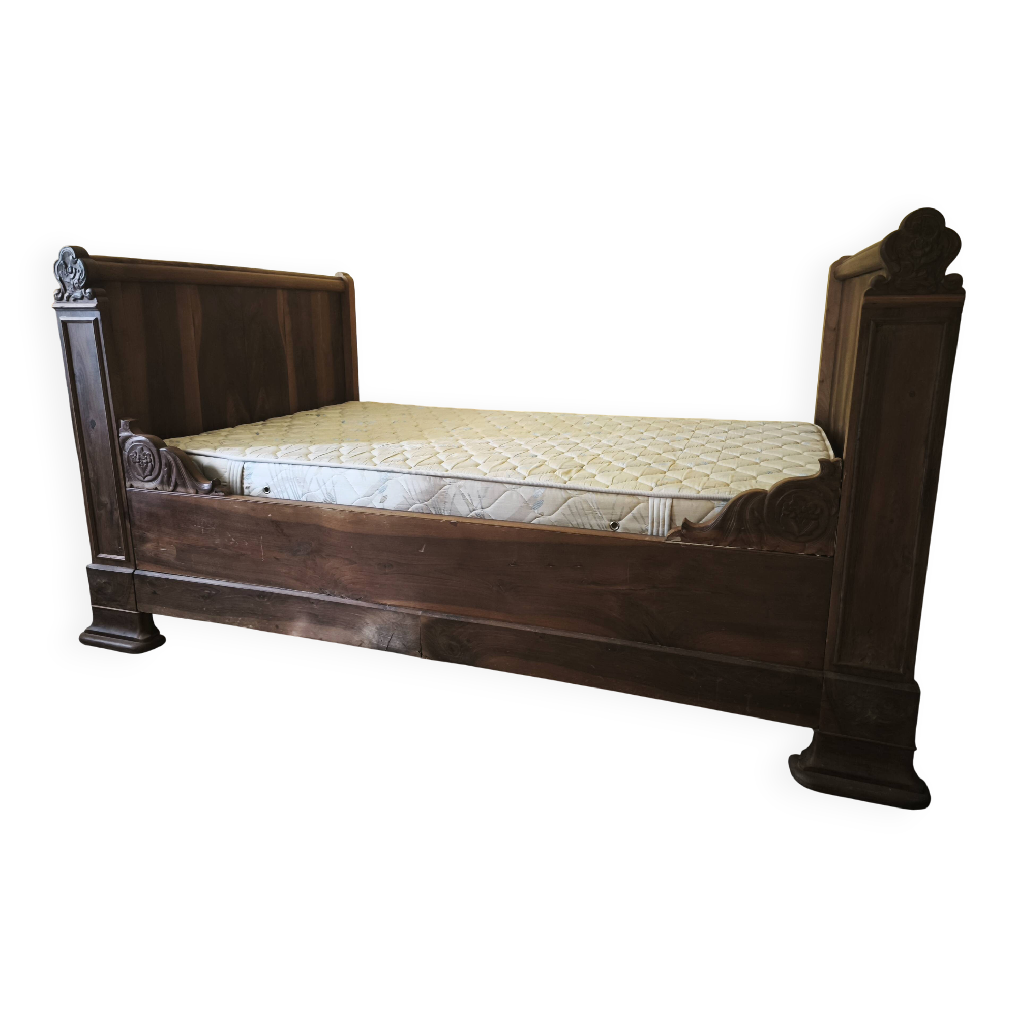 Ancien lit double en bois massif sculpté – décor floral et feuillagé – bell