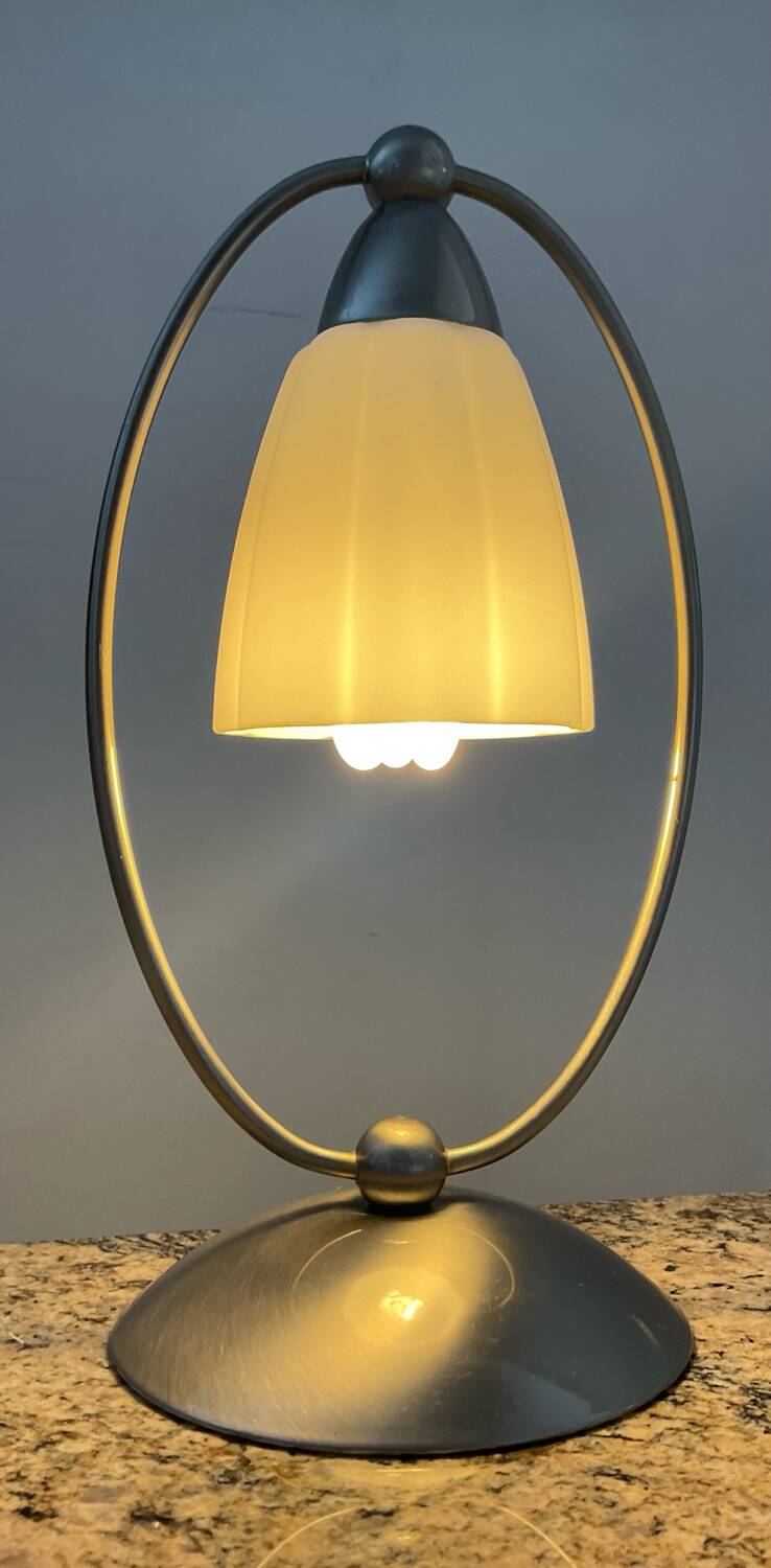 Lampe vintage en opaline et aluminium brossé