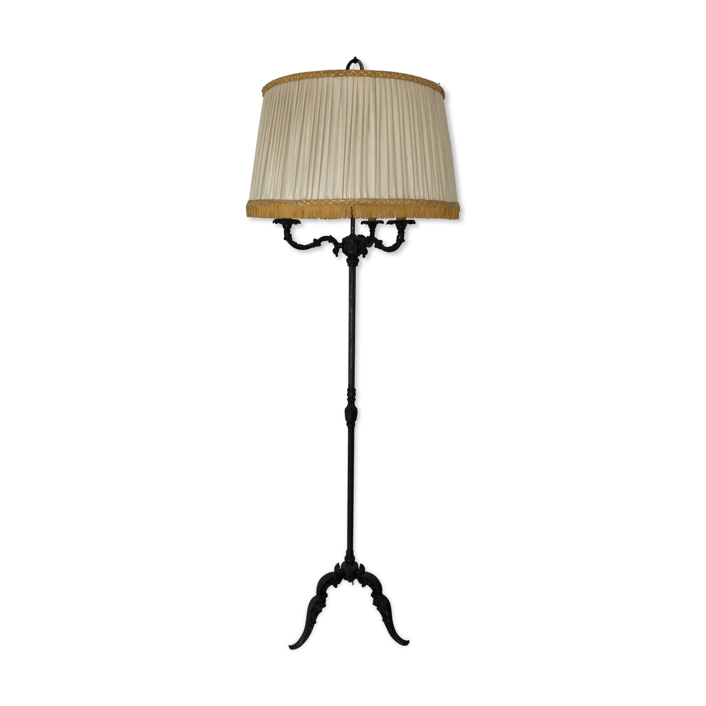 Tripod lamppost