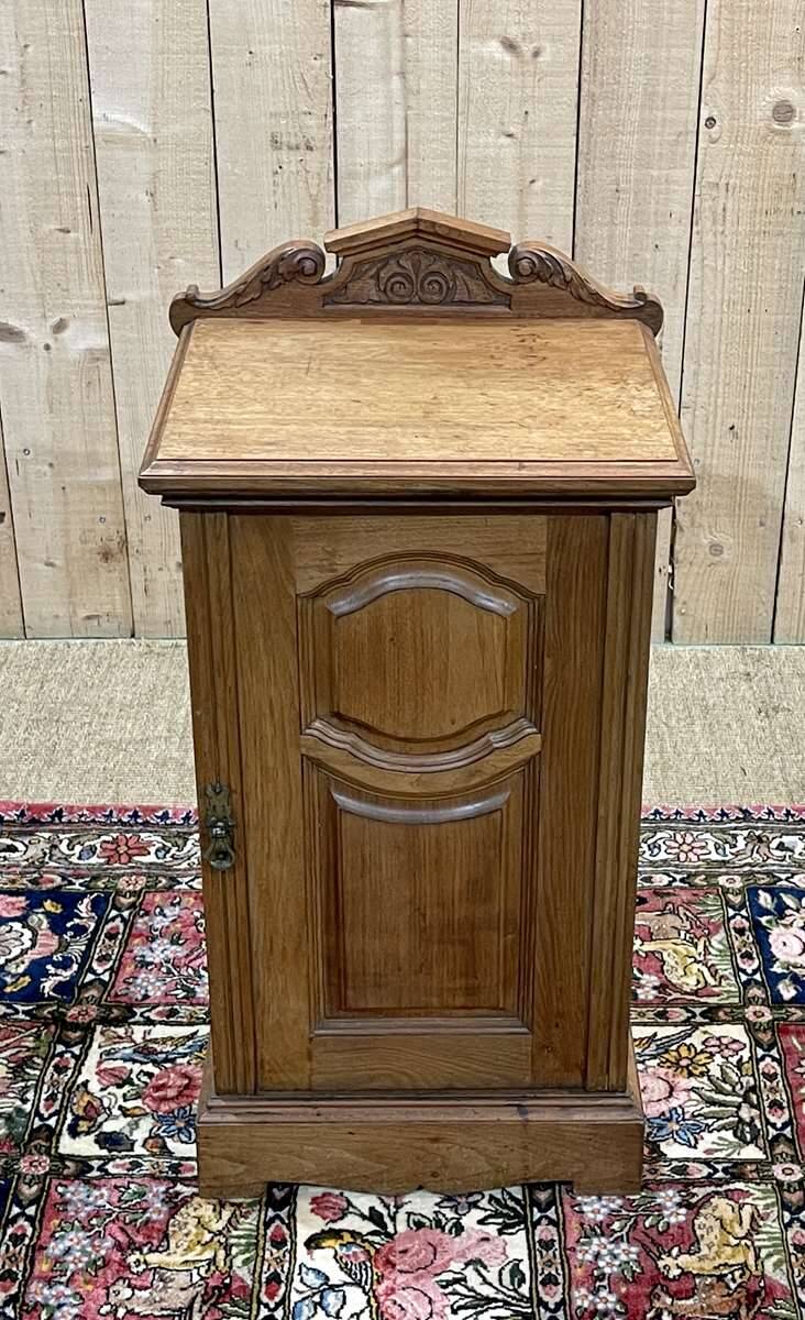 English bedside table in blonde mahogany from the early 20th century.