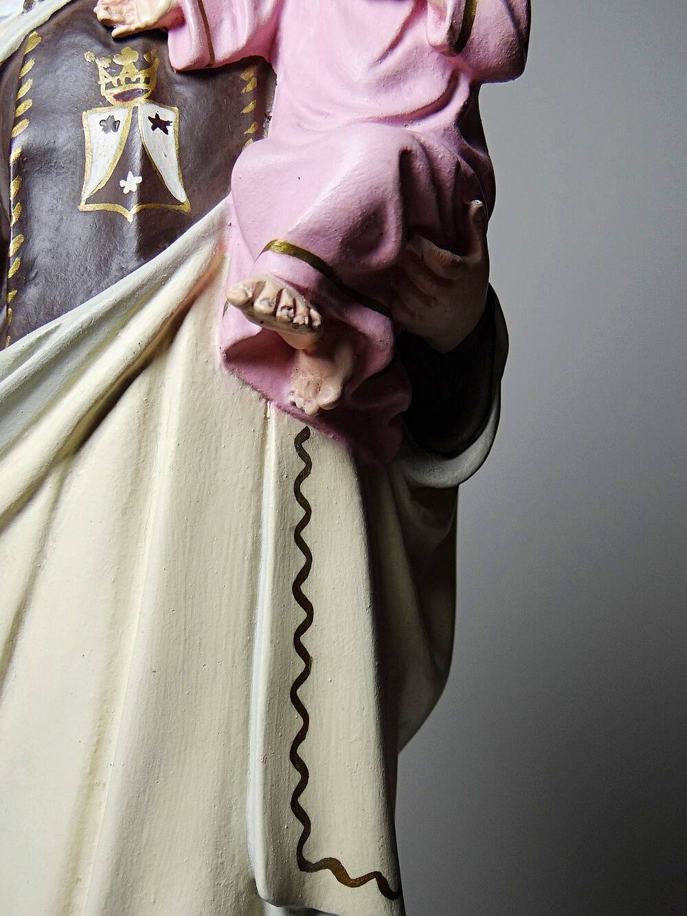 Statuette stuc ND du Mont Carmel, ateliers Olot, yeux en verre, 1920-1930