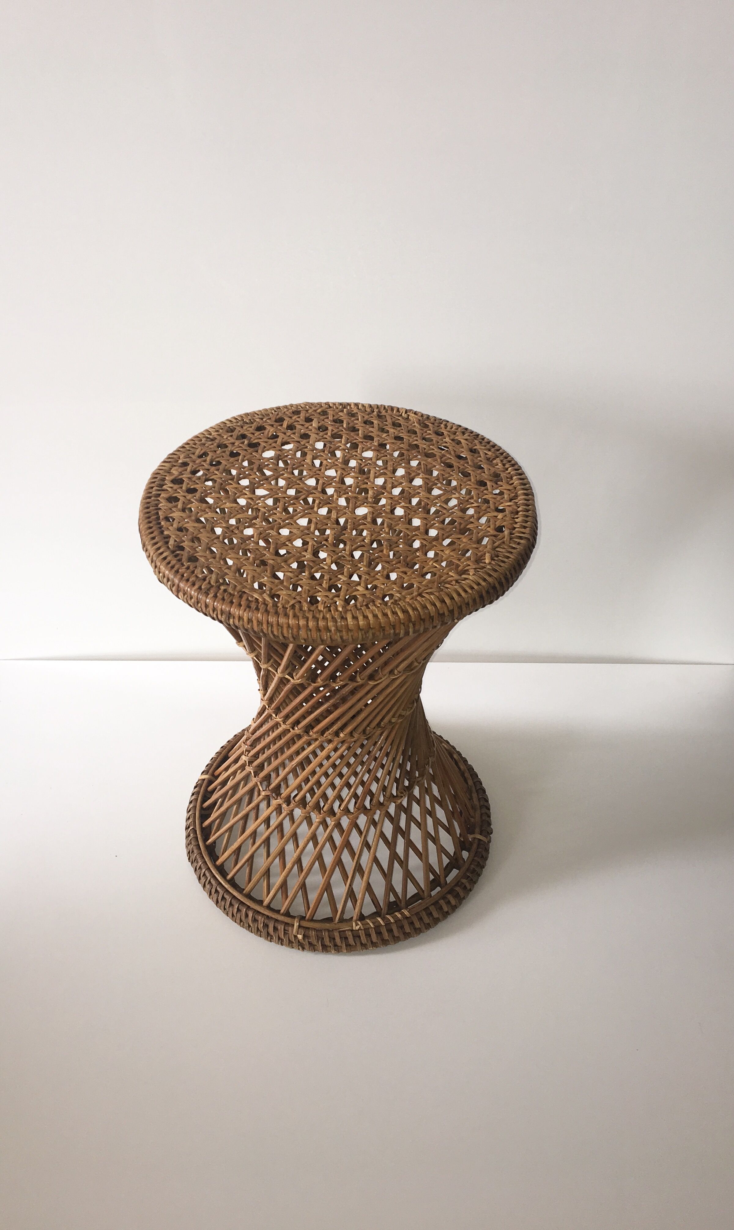 Tabouret en rotin et osier de forme diabolo