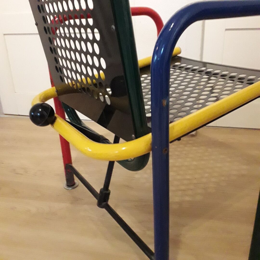 Paire de chaises cubistes en métal France des années 1950.