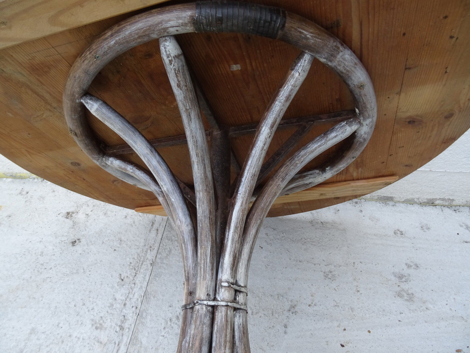 Tulip footing round table