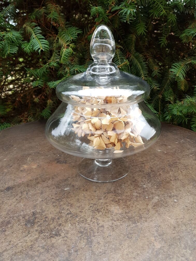 Candy cut on glass stand