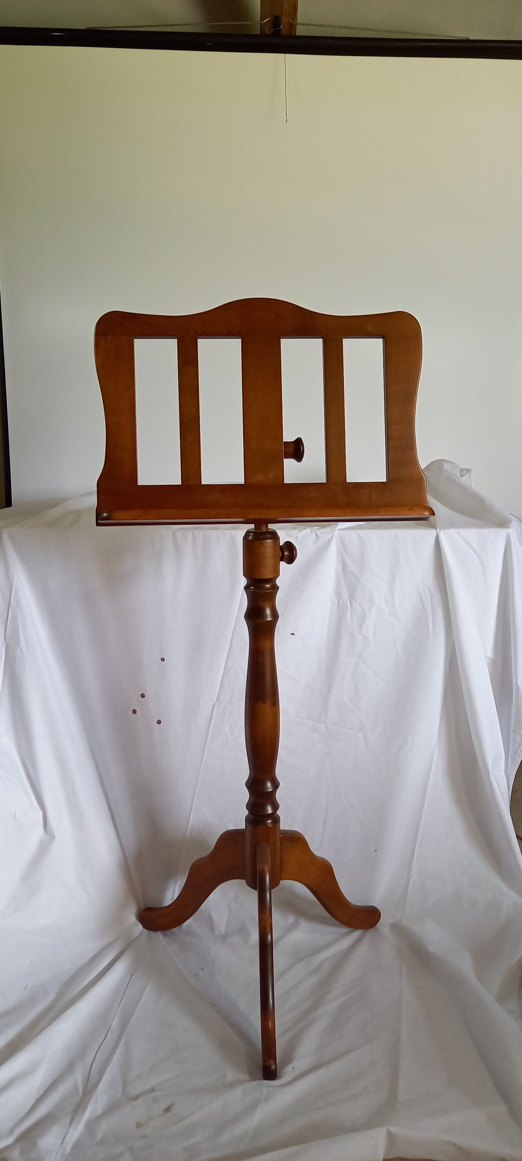 Wooden lutrine from Thomann