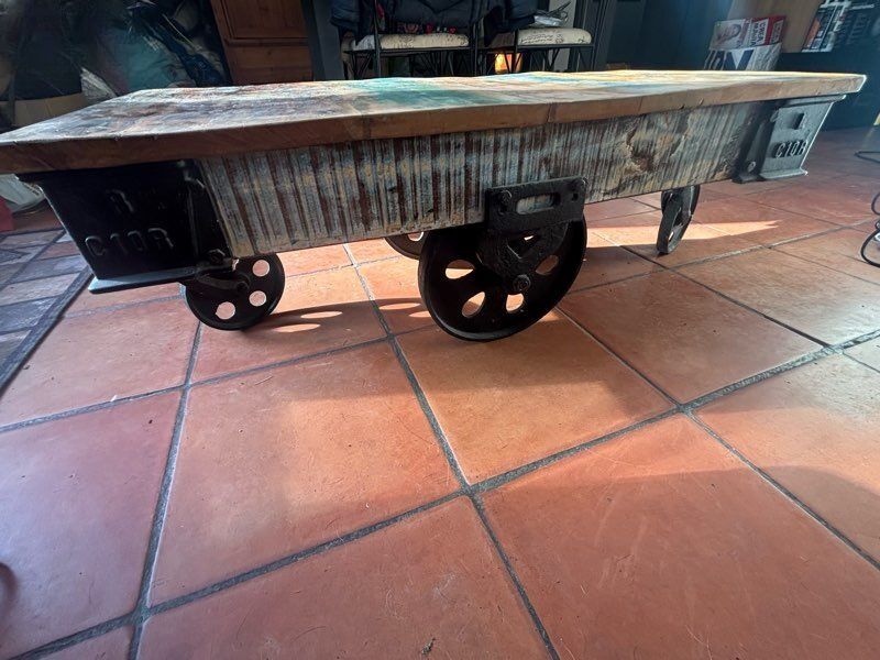 Table basse de style industriel