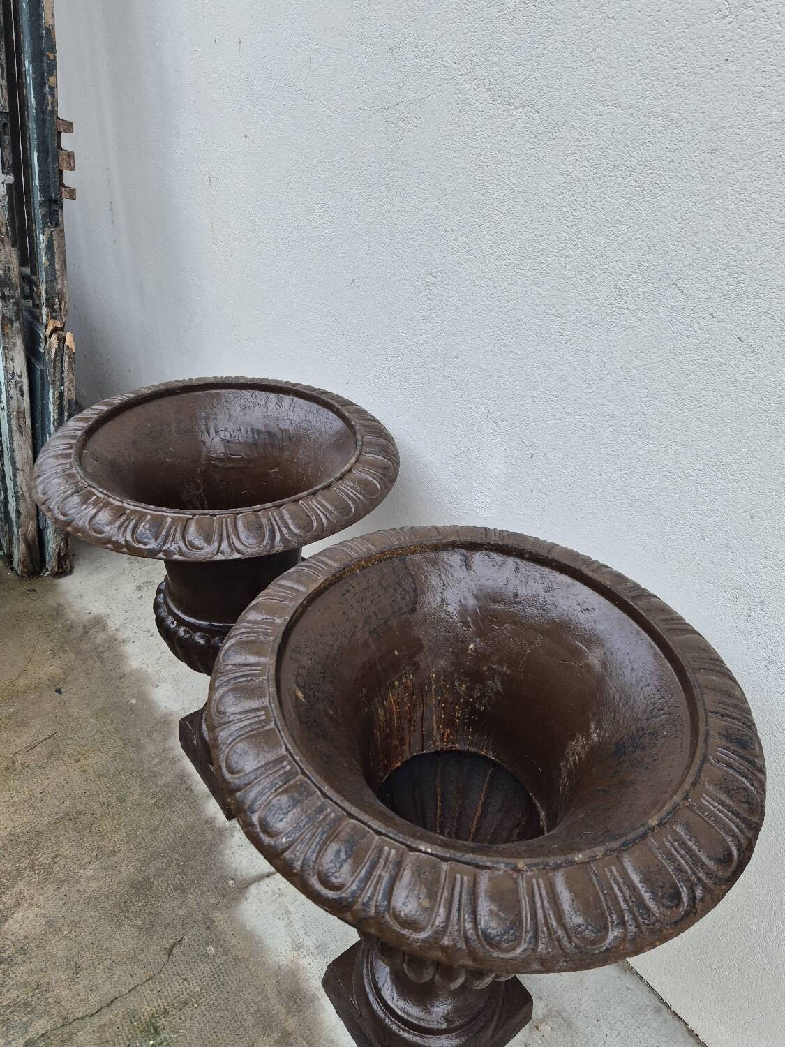 Pair of Medici cast iron vases from a bourgeois house - H73cm