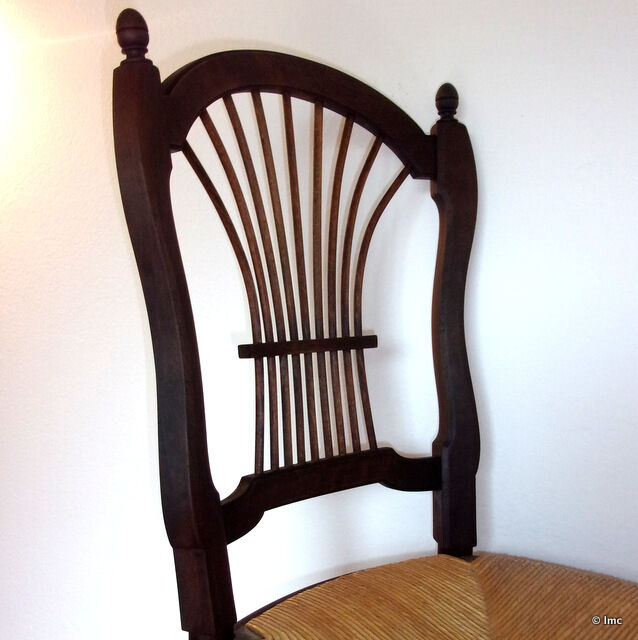 Lyre-shaped Chair bedded in natural wood with folder