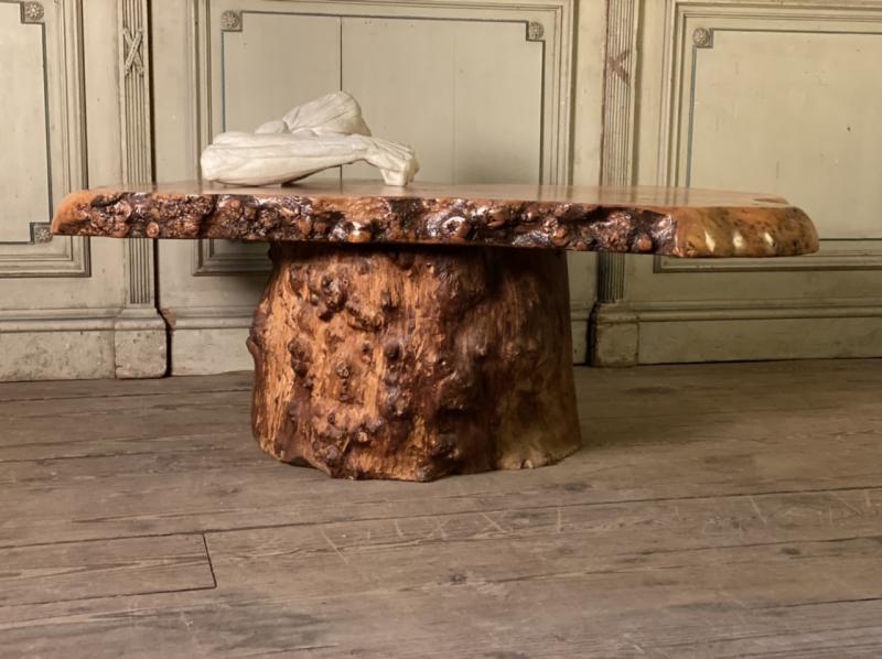 Salon table in racine vernie