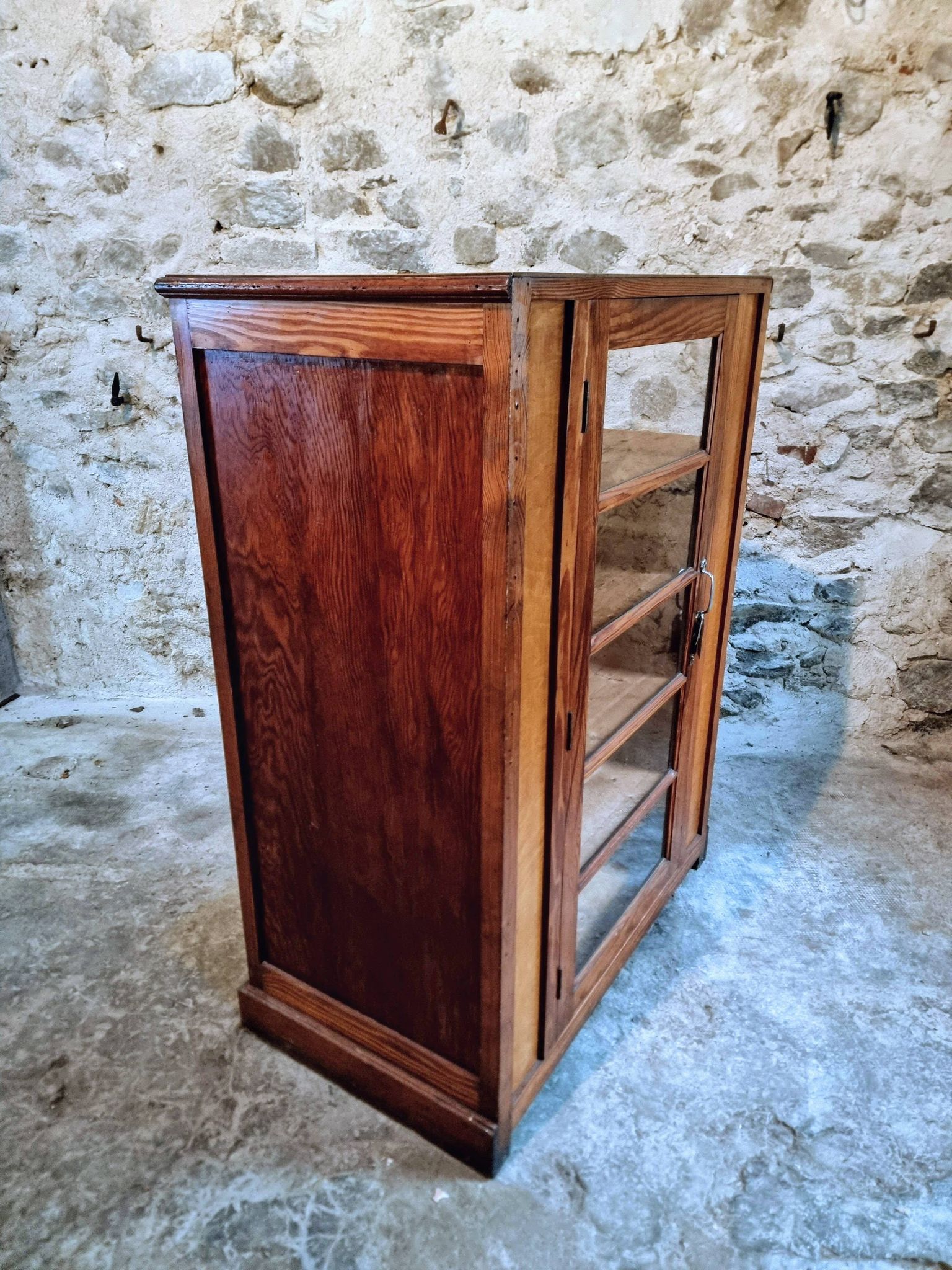 Antique shop display cabinet – Pine wood – 1920s/30s – On wheels