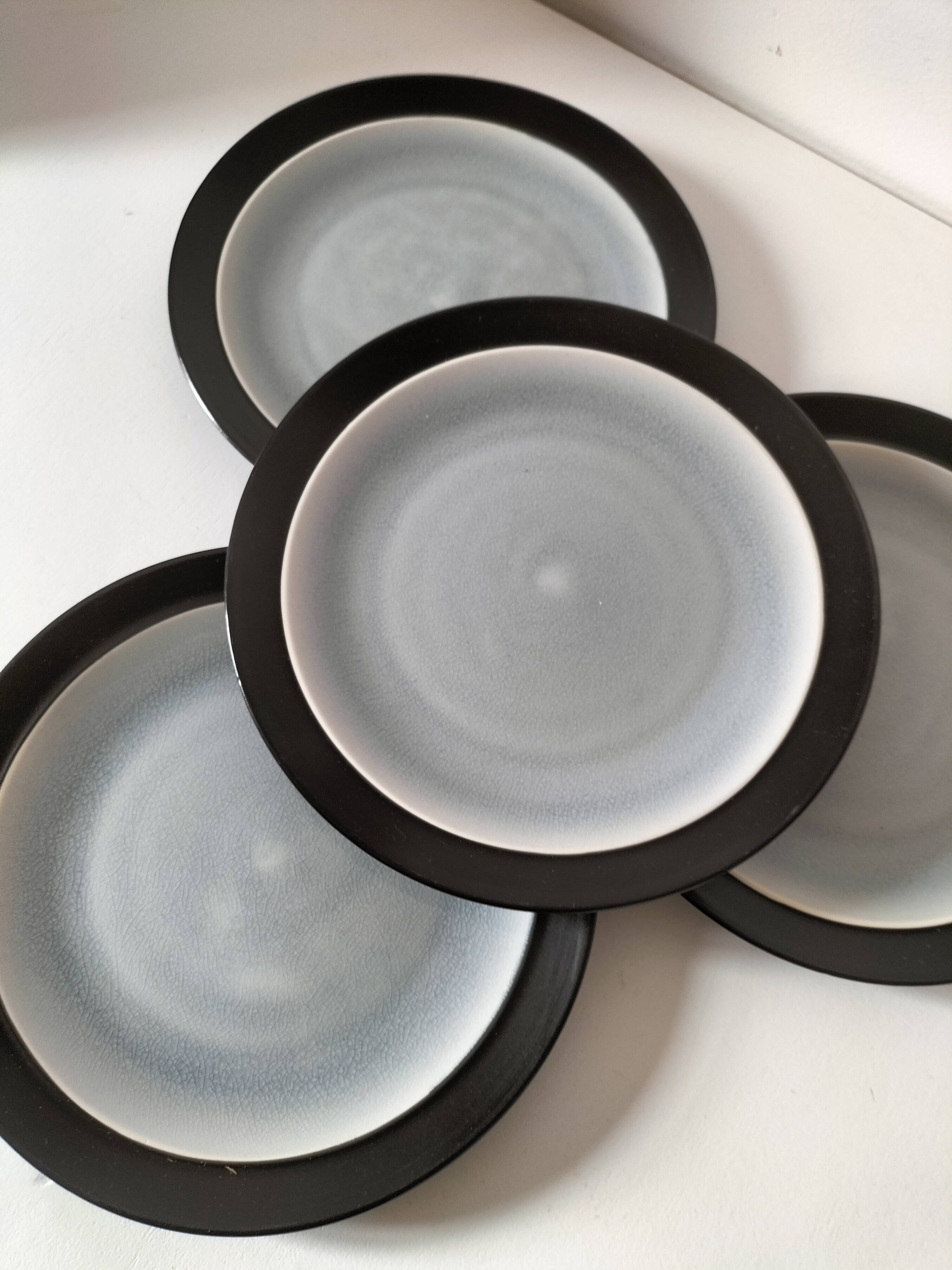 Set of 4 two-tone flat plates with a crackled effect.