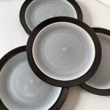Set of 4 two-tone flat plates with a crackled effect.