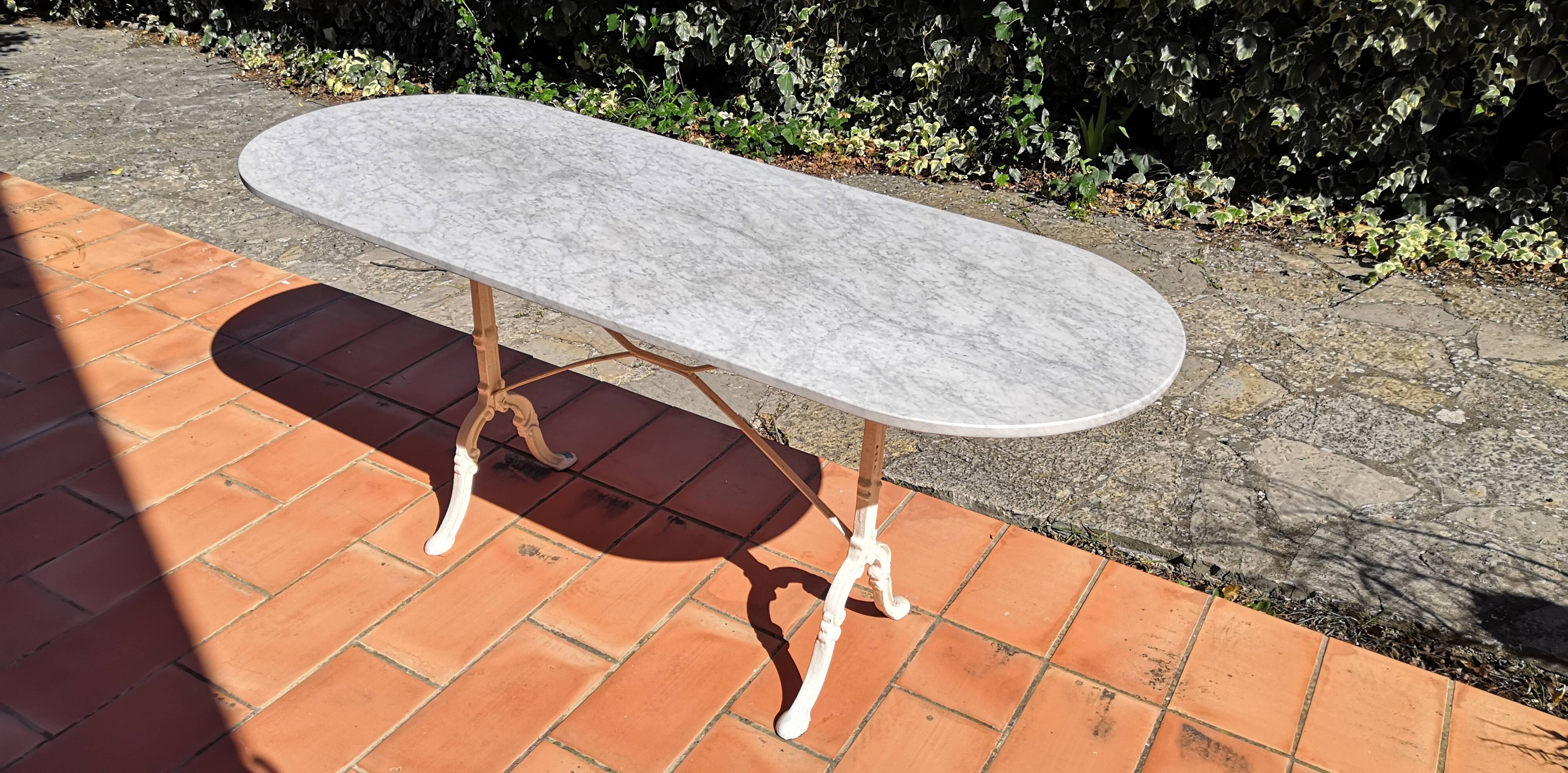 Table à manger oblongue marbre blanc & pied en fonte vintage