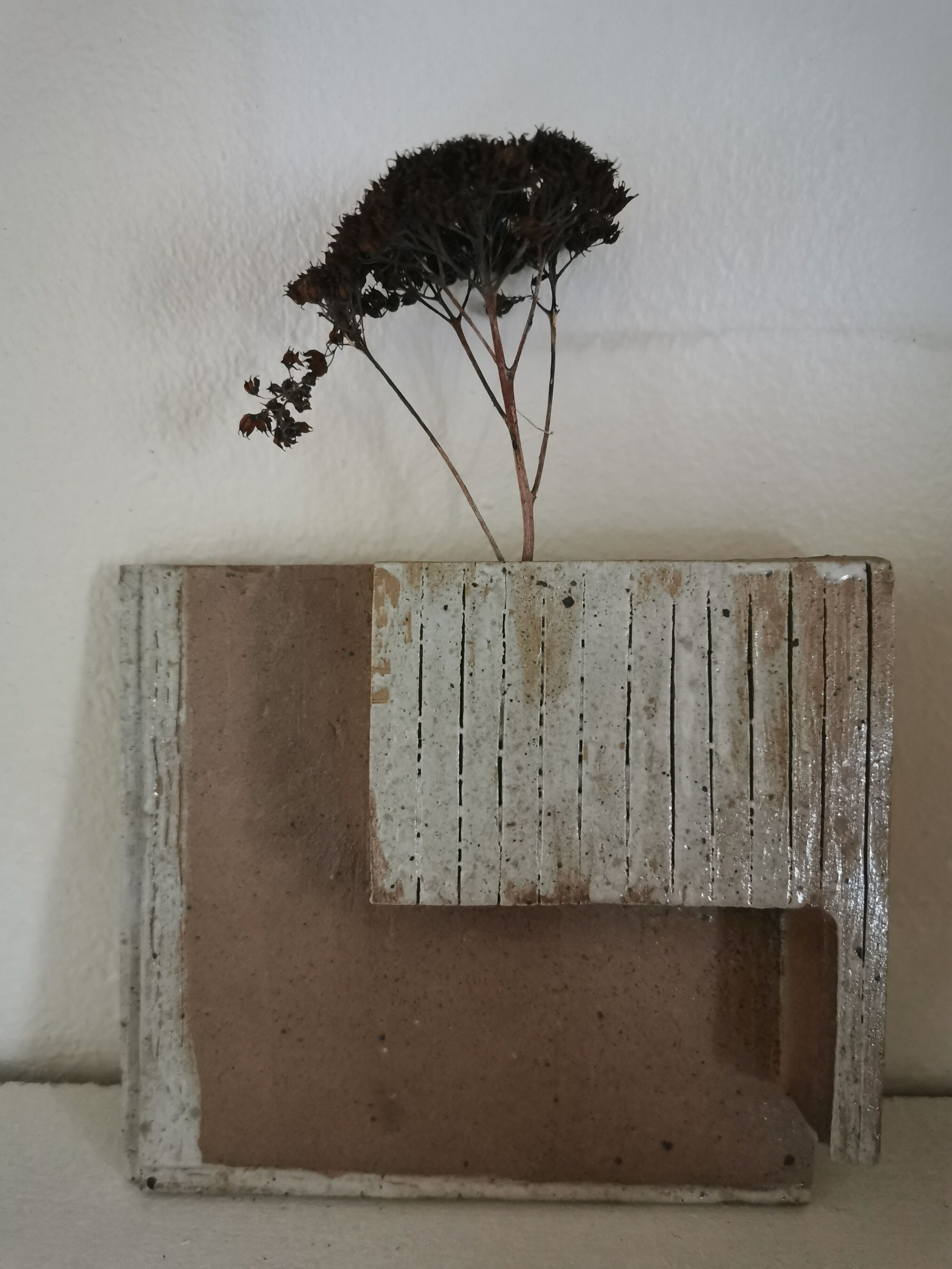 Vase wall architecture