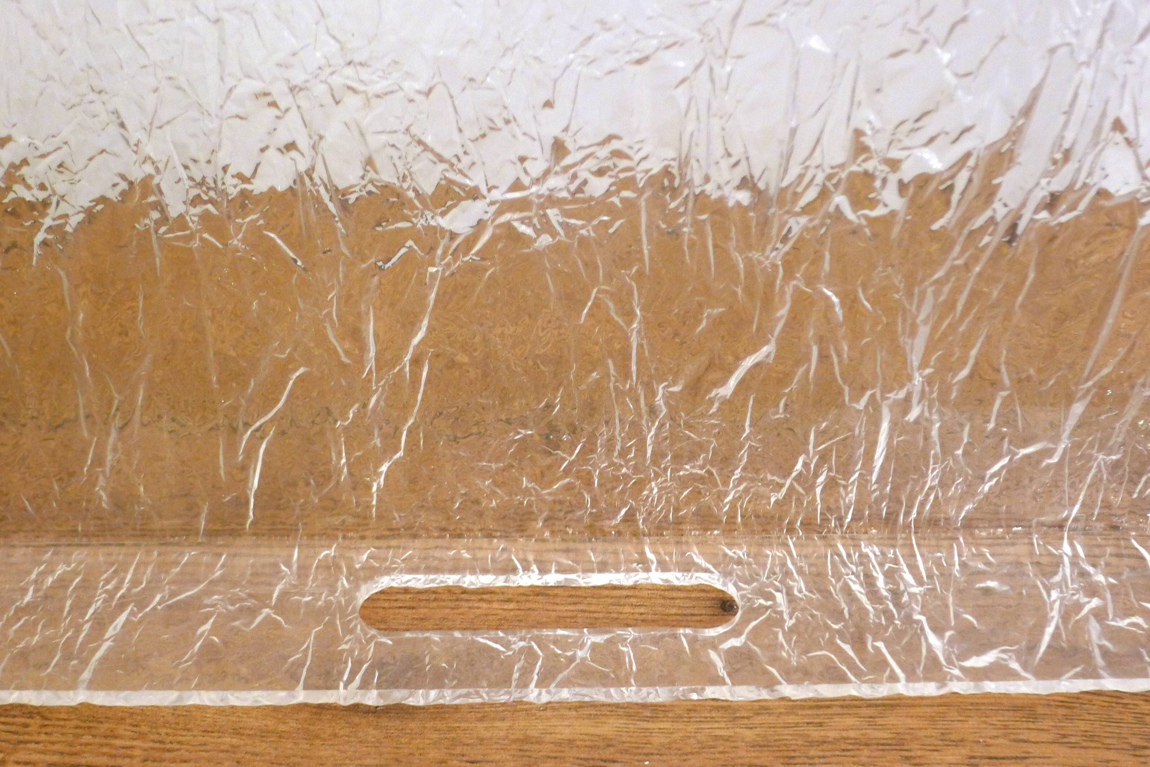 Large plateau 1970s in crumpled/frosted plexiglass & chrome strips