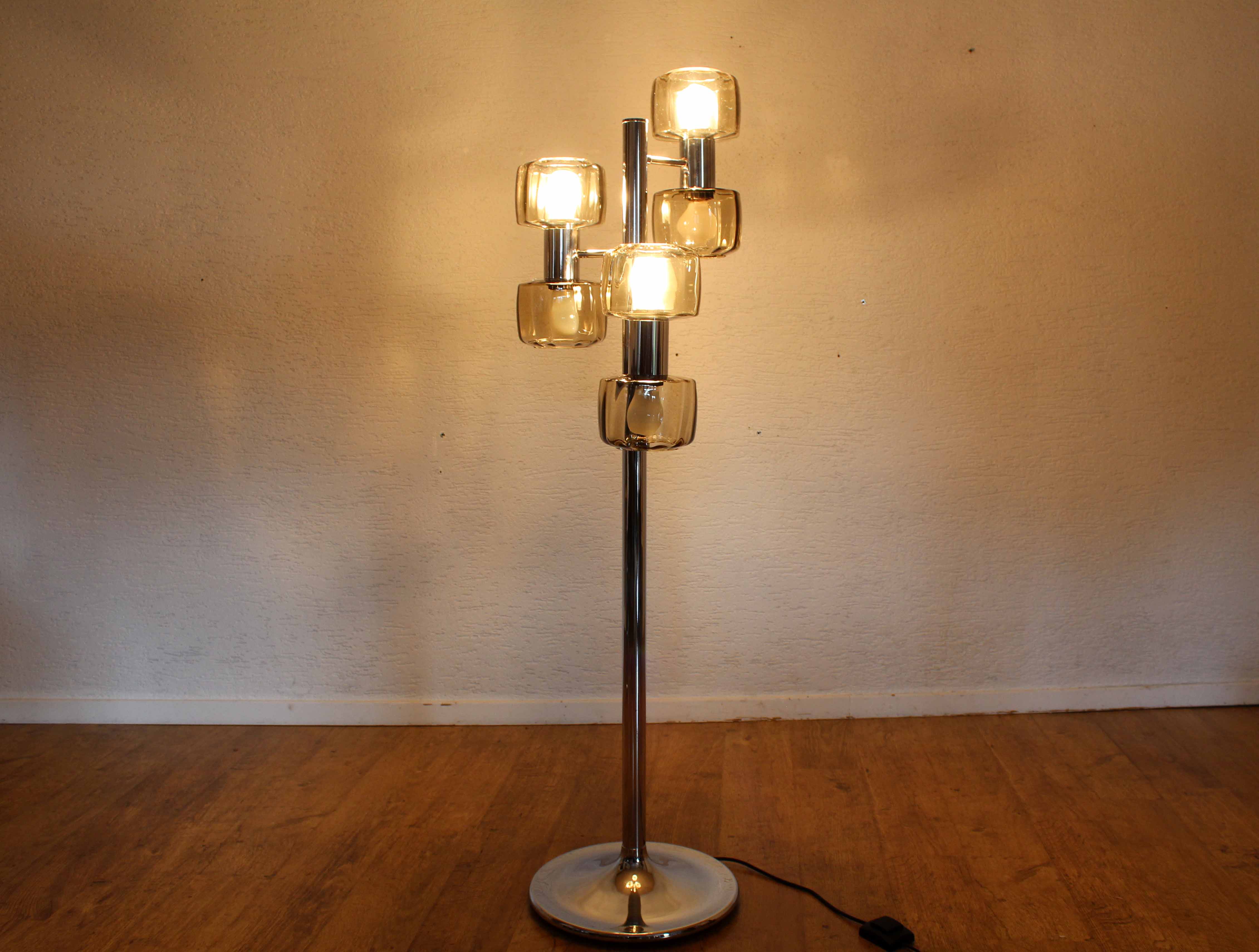 Lampadaire vintage en métal chromé et verre
