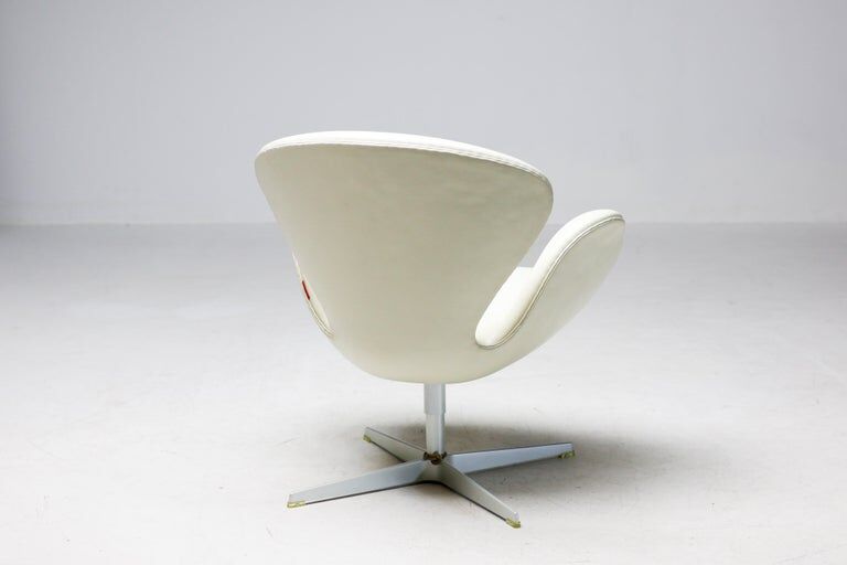 Arne Jacobsen – Swan Chair 50th Anniversary, champagne, limited edition, 2008