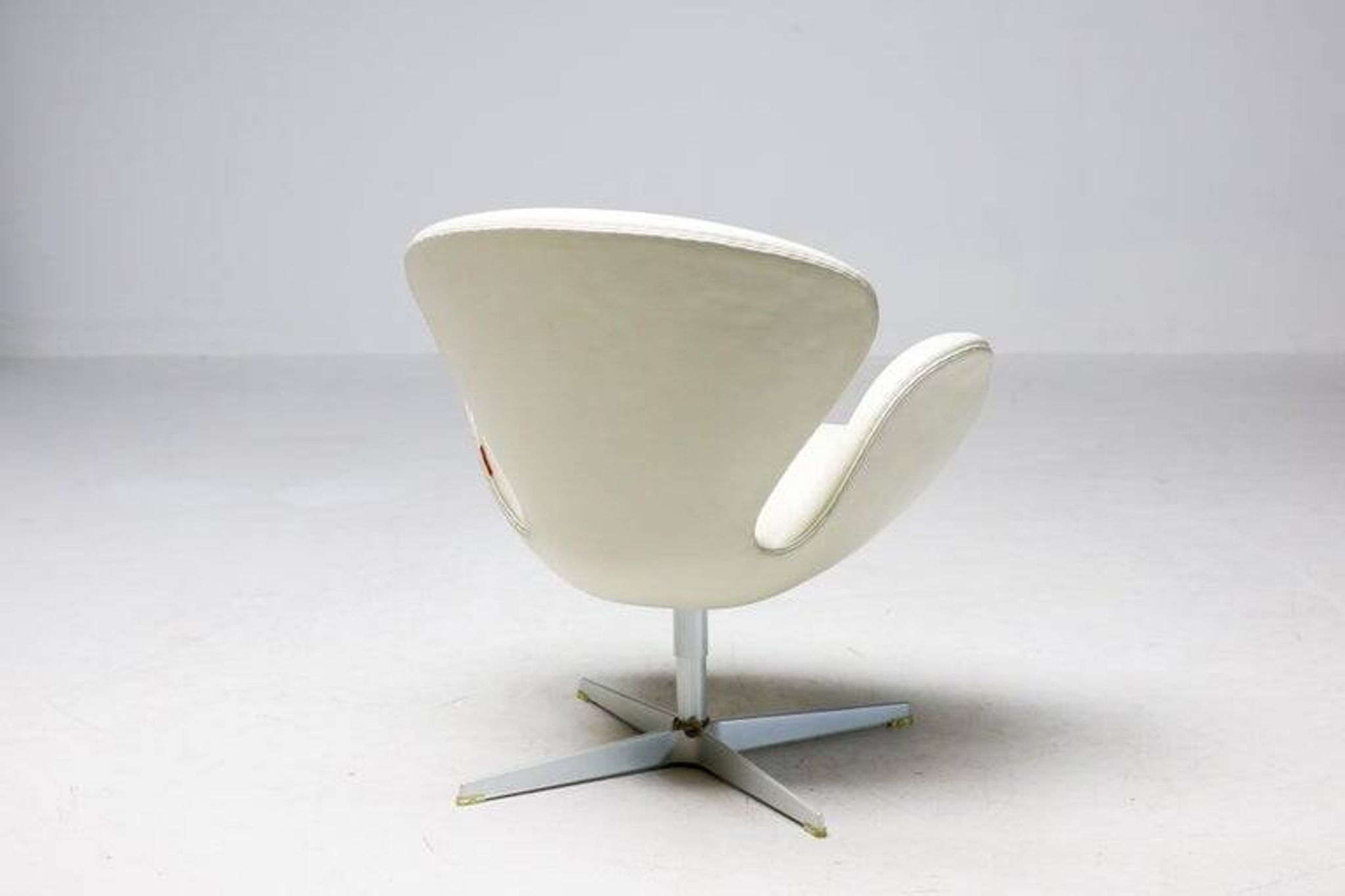 Arne Jacobsen – Swan Chair 50th Anniversary, champagne, limited edition, 2008