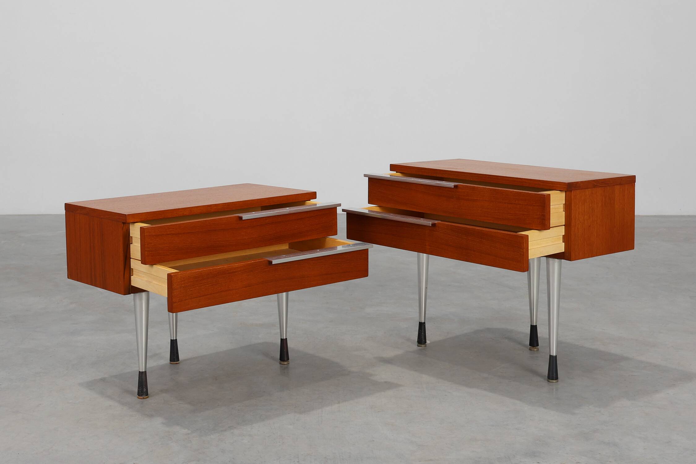 Table de nuit française moderne du milieu du siècle en placage teal et chrome, années 1960.