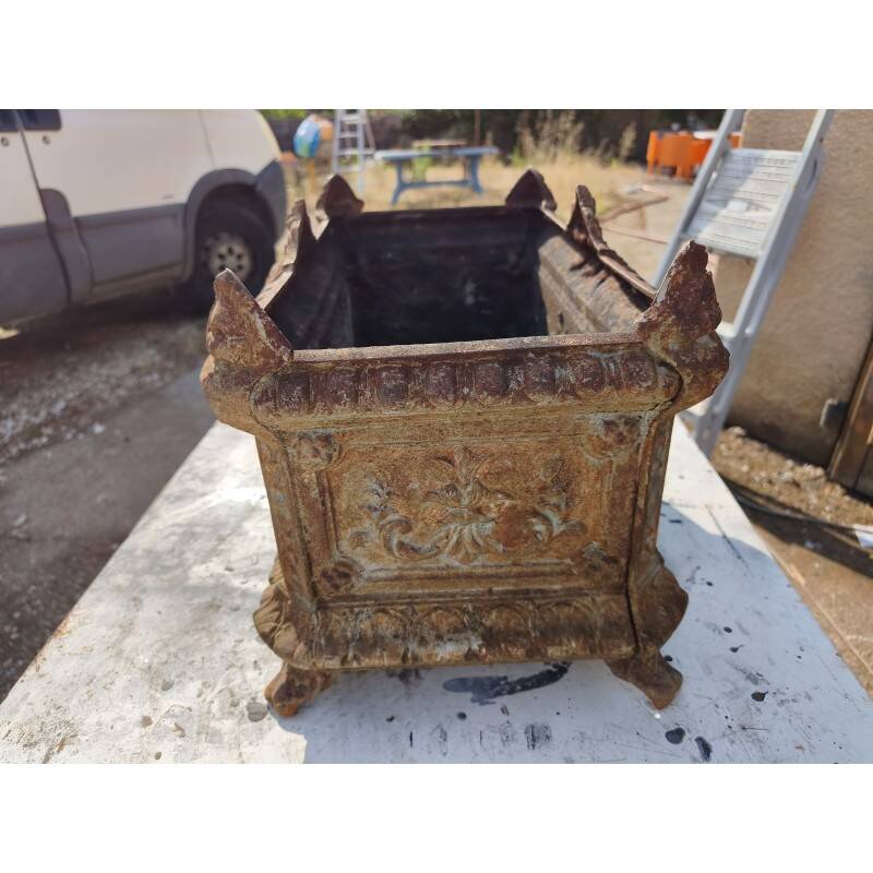 Cast iron planter from 1900 by the Charleville-Mézières establishments.