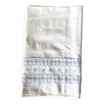 Baby sheet embroidered with blue flowers