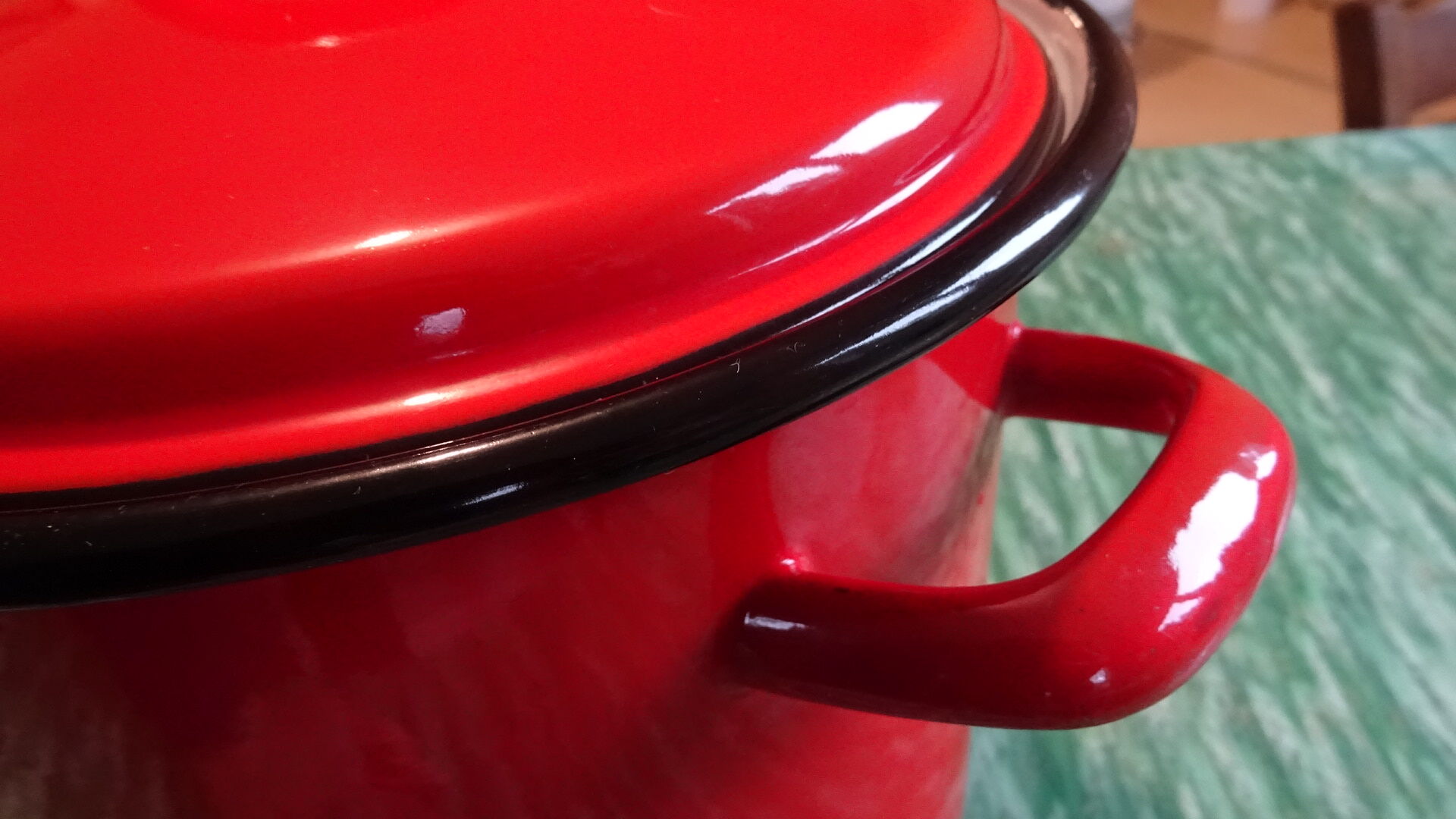 Cocotte / Red enamelled plate