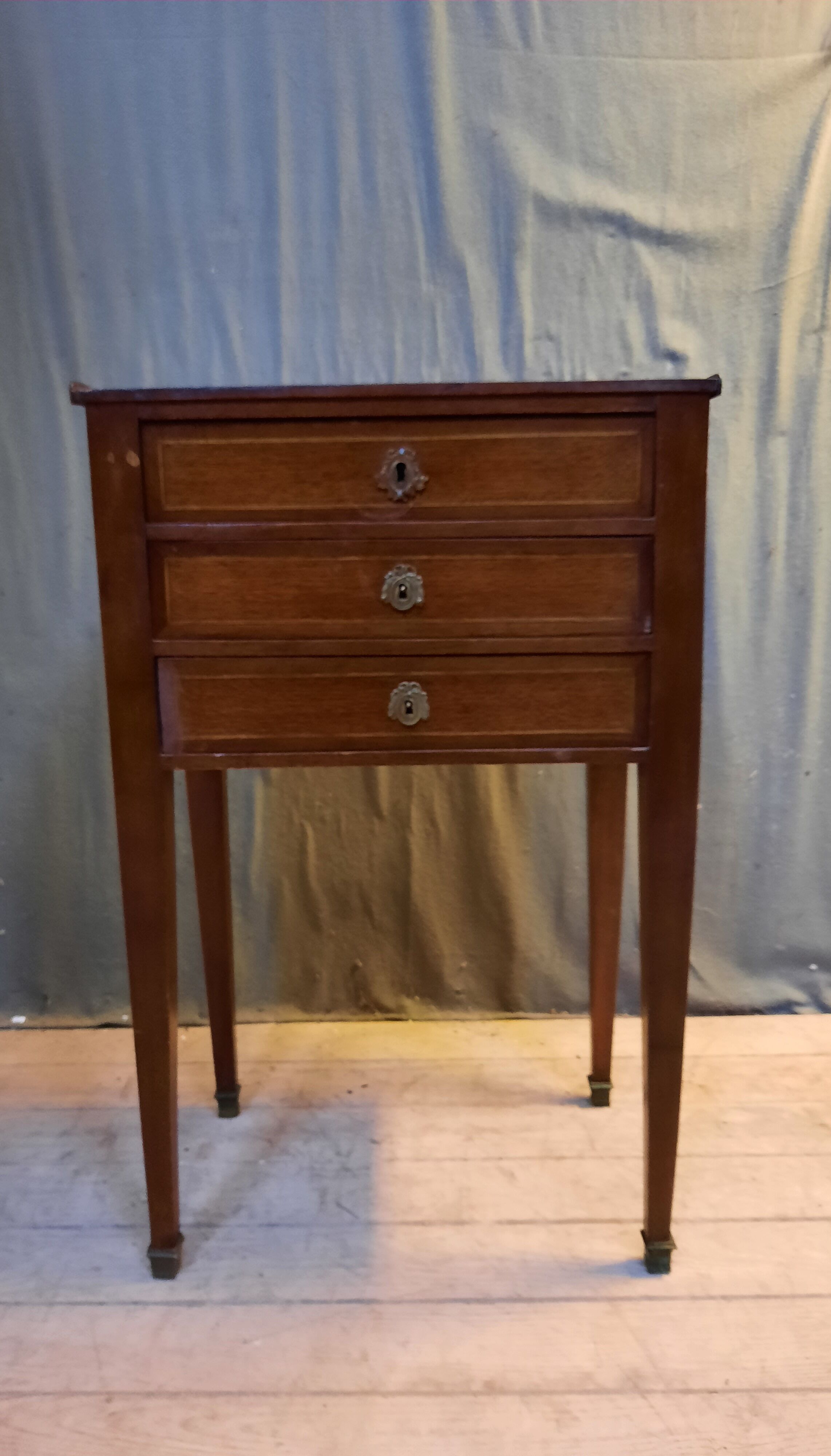 Antique chest of drawers in veneer