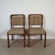 Ensemble de deux chaises de salle à manger de style scandinave.