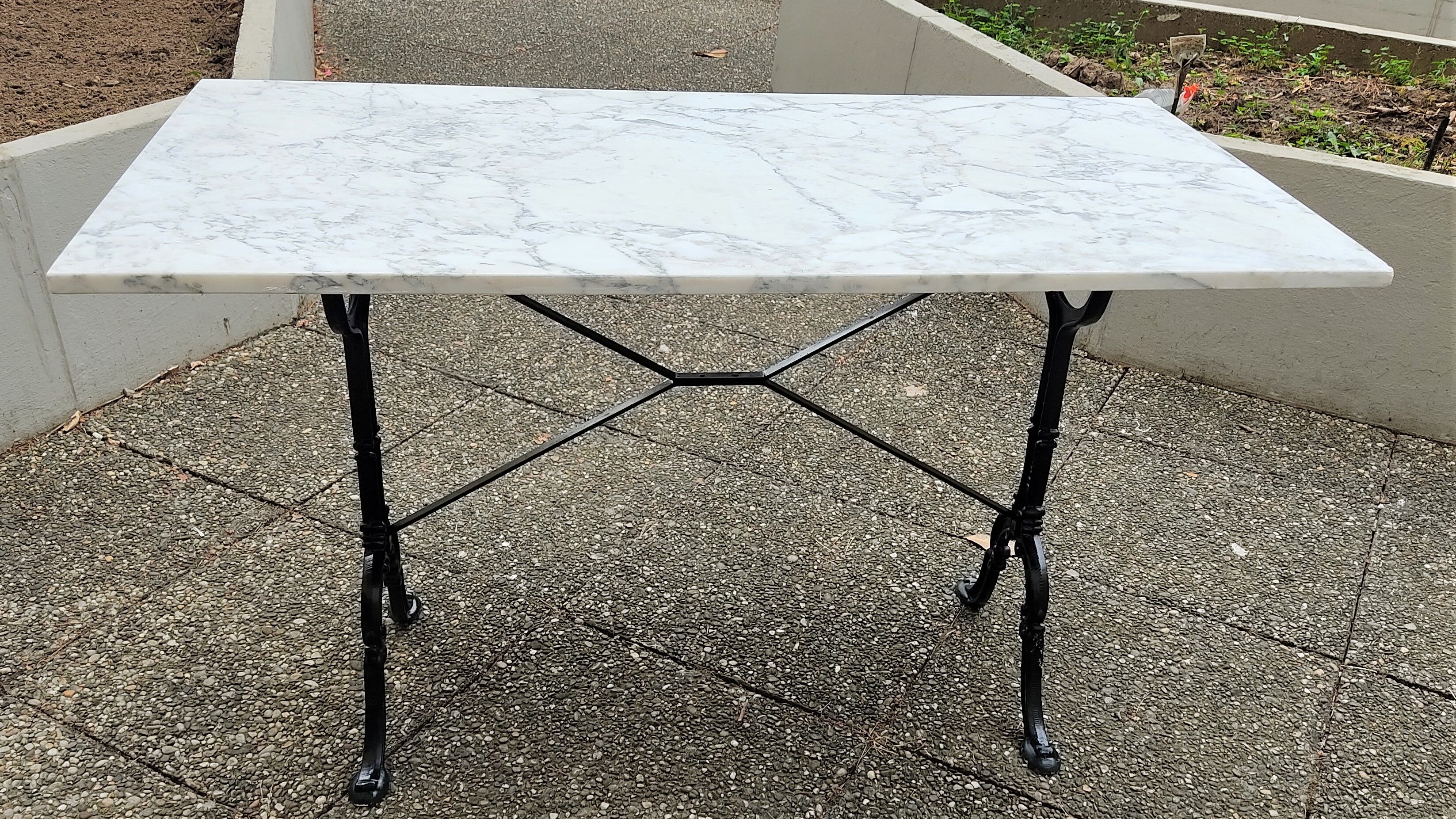 Table bistrot en marbre, piètement en fonte signé Godin, L 120 cm, made in France !