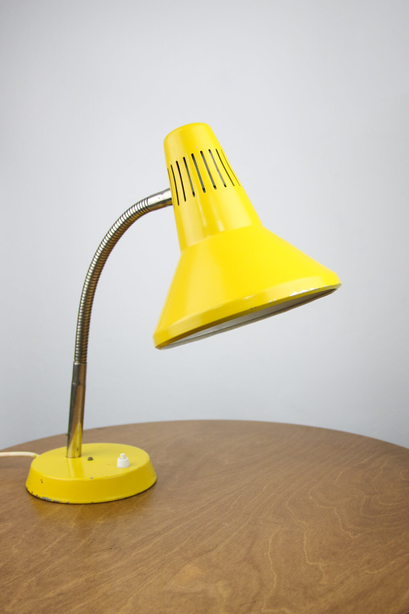 Adjustable desk lamps in painted green, red and yellow metal and chrome-plated spiral arm from tep,