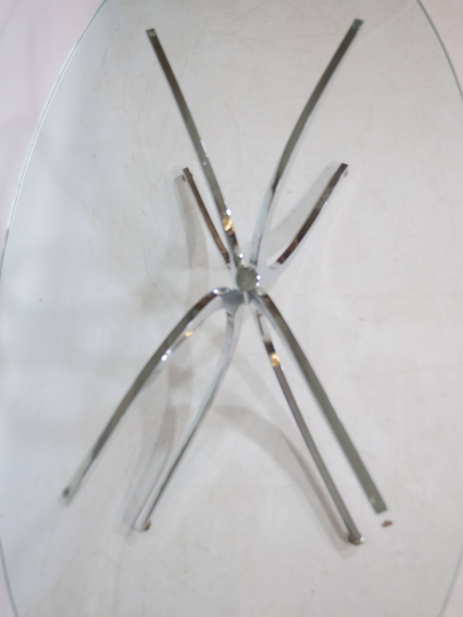 Table basse pieds araignée chromés et verre années 1970 Italie
