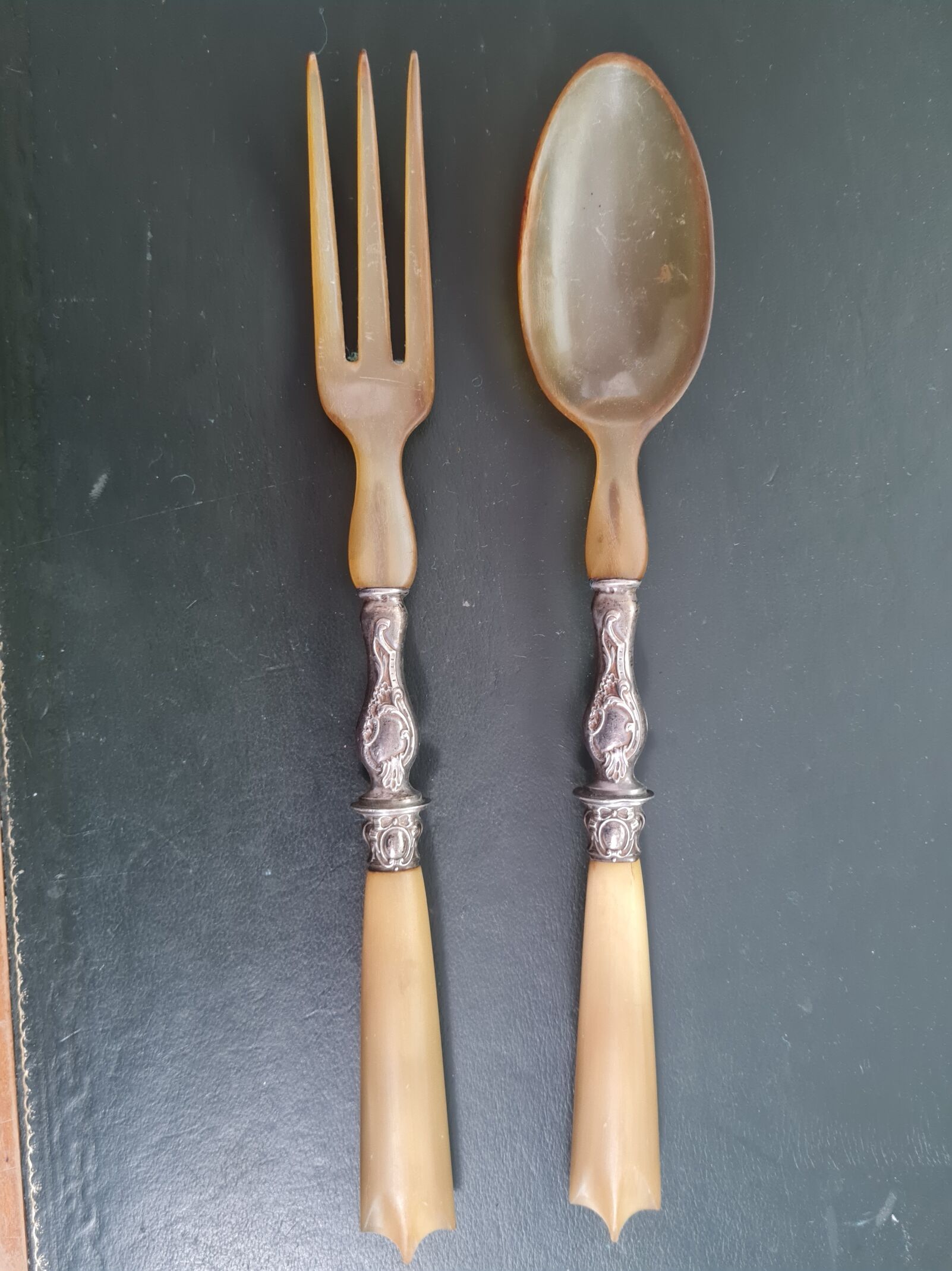 Salad servers