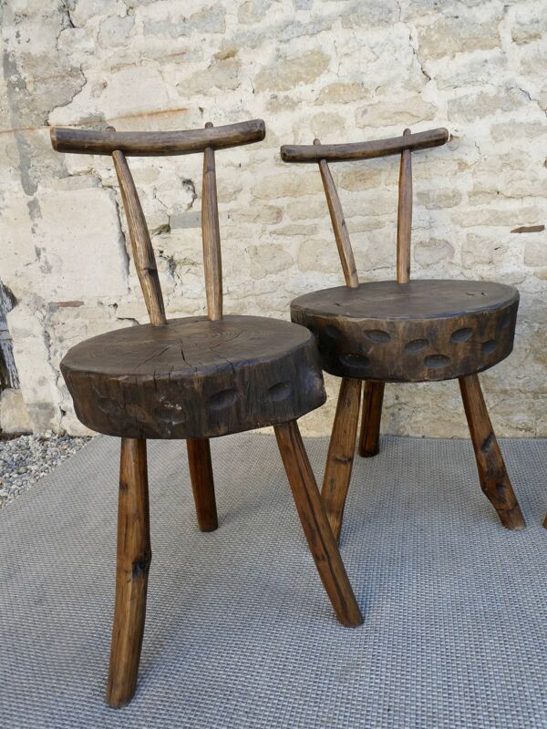 Suite de 4 chaises tripodes, assises tronc, bois massif