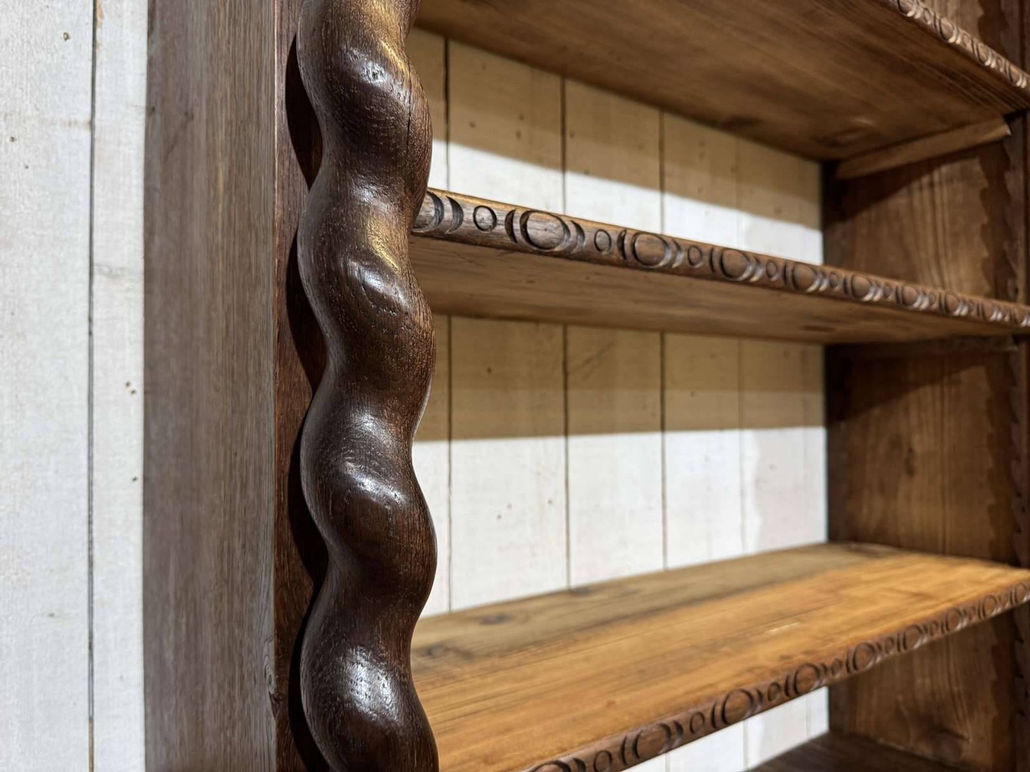 Bibliothèque de boiserie en chêne et sapin début XXème