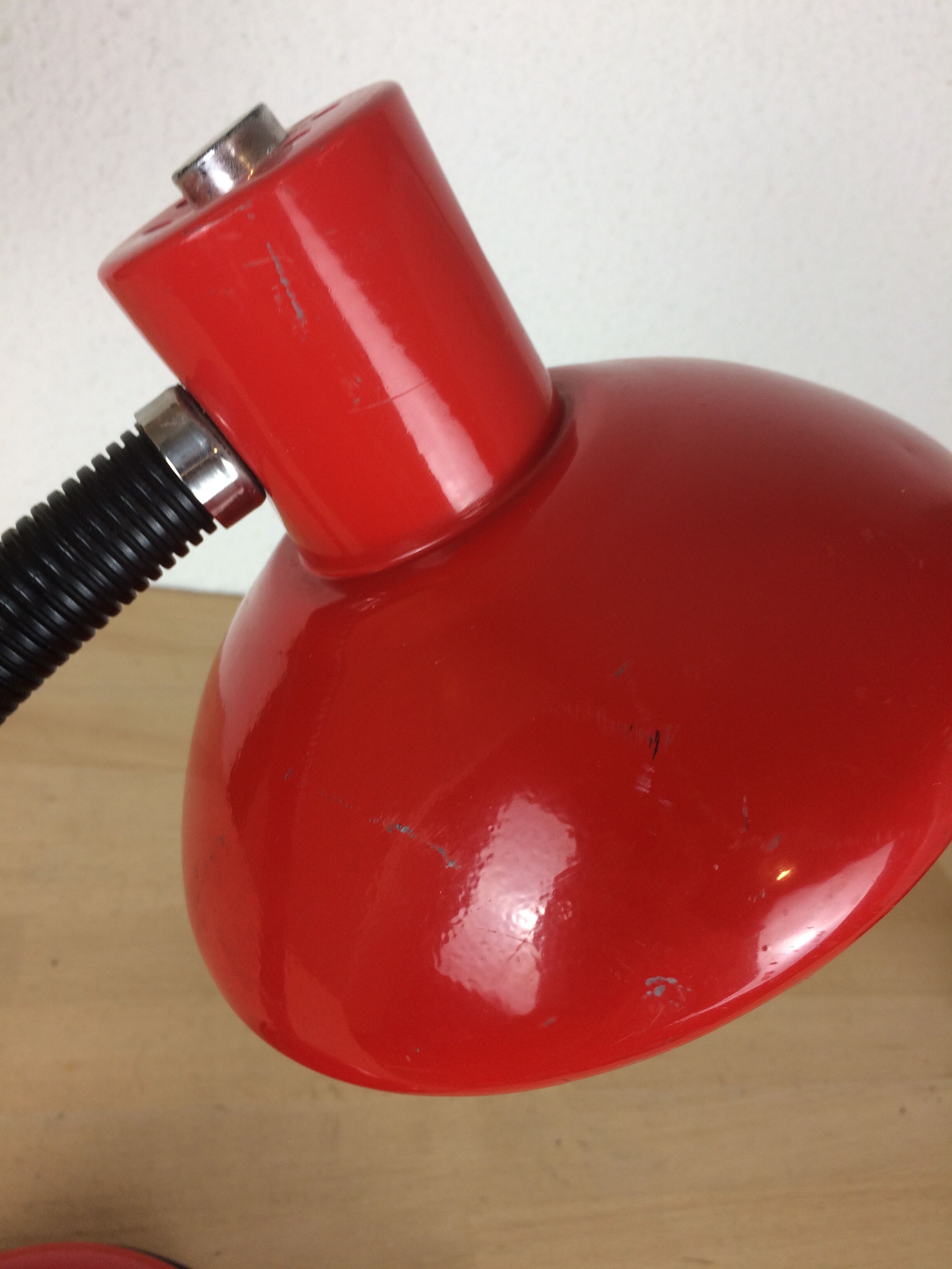 Lampe de bureau vintage en métal rouge