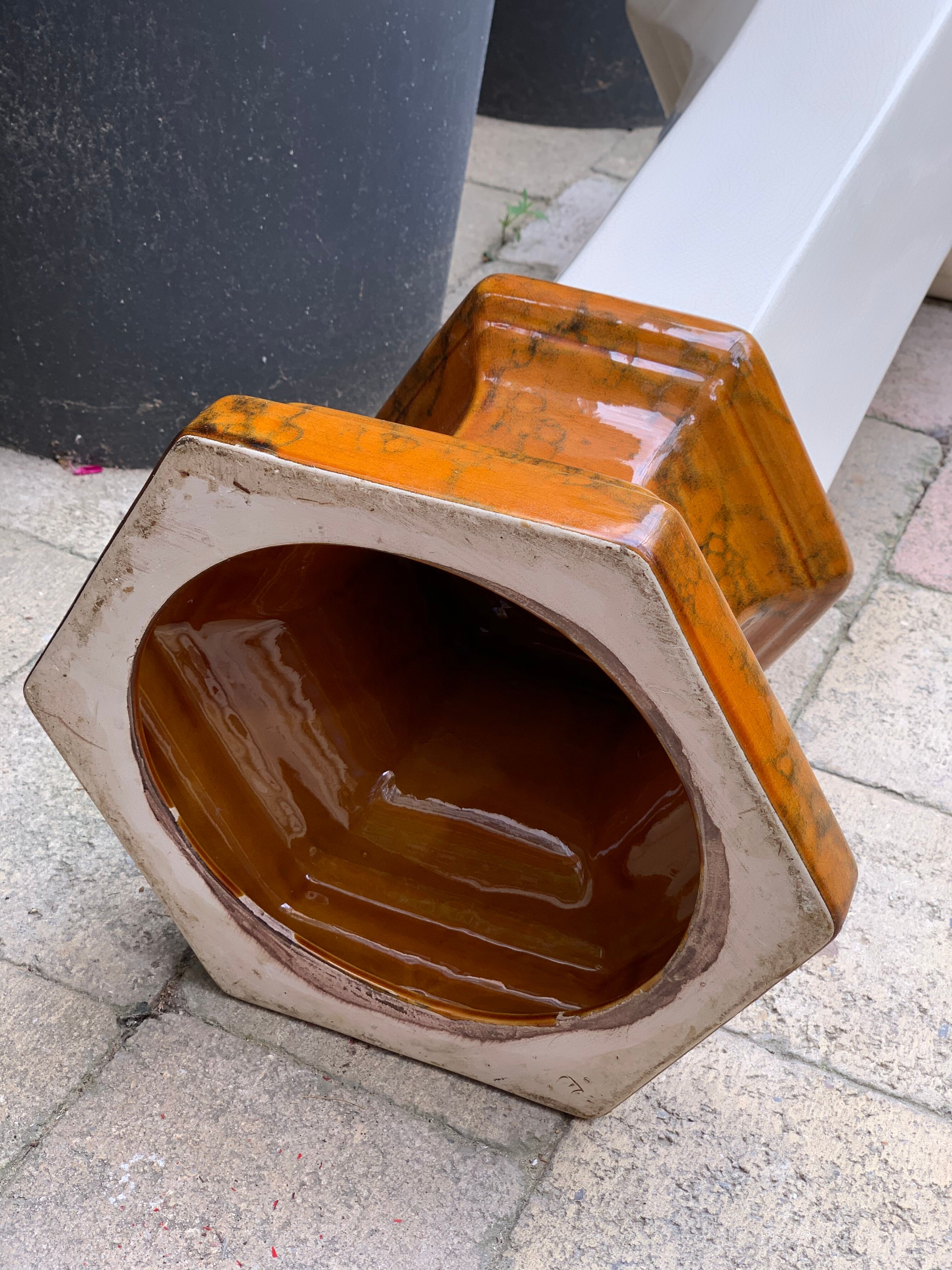 Column wears vintage plant