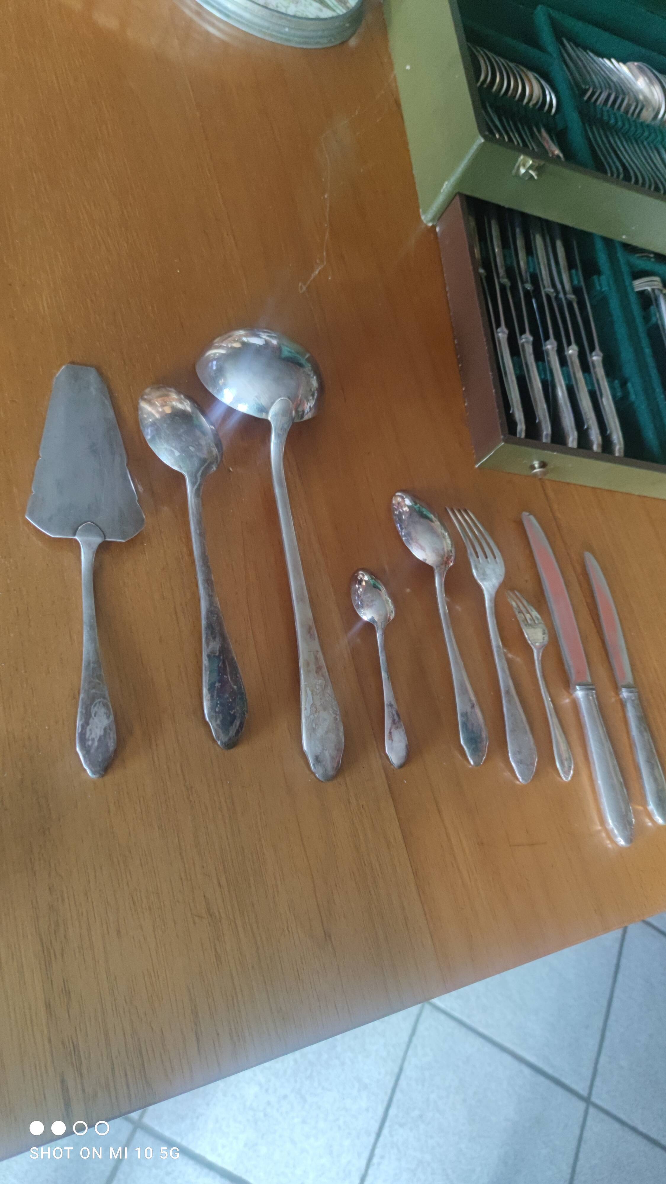Silver-plated flatware set with its original silver-plated metal box, Maison St Médard silversmiths, circa 1950