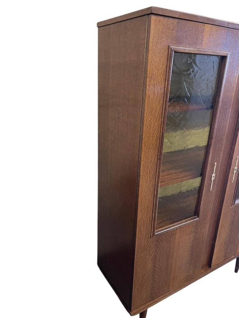 vitrine vintage en bois avec verre à relief jaune ocre