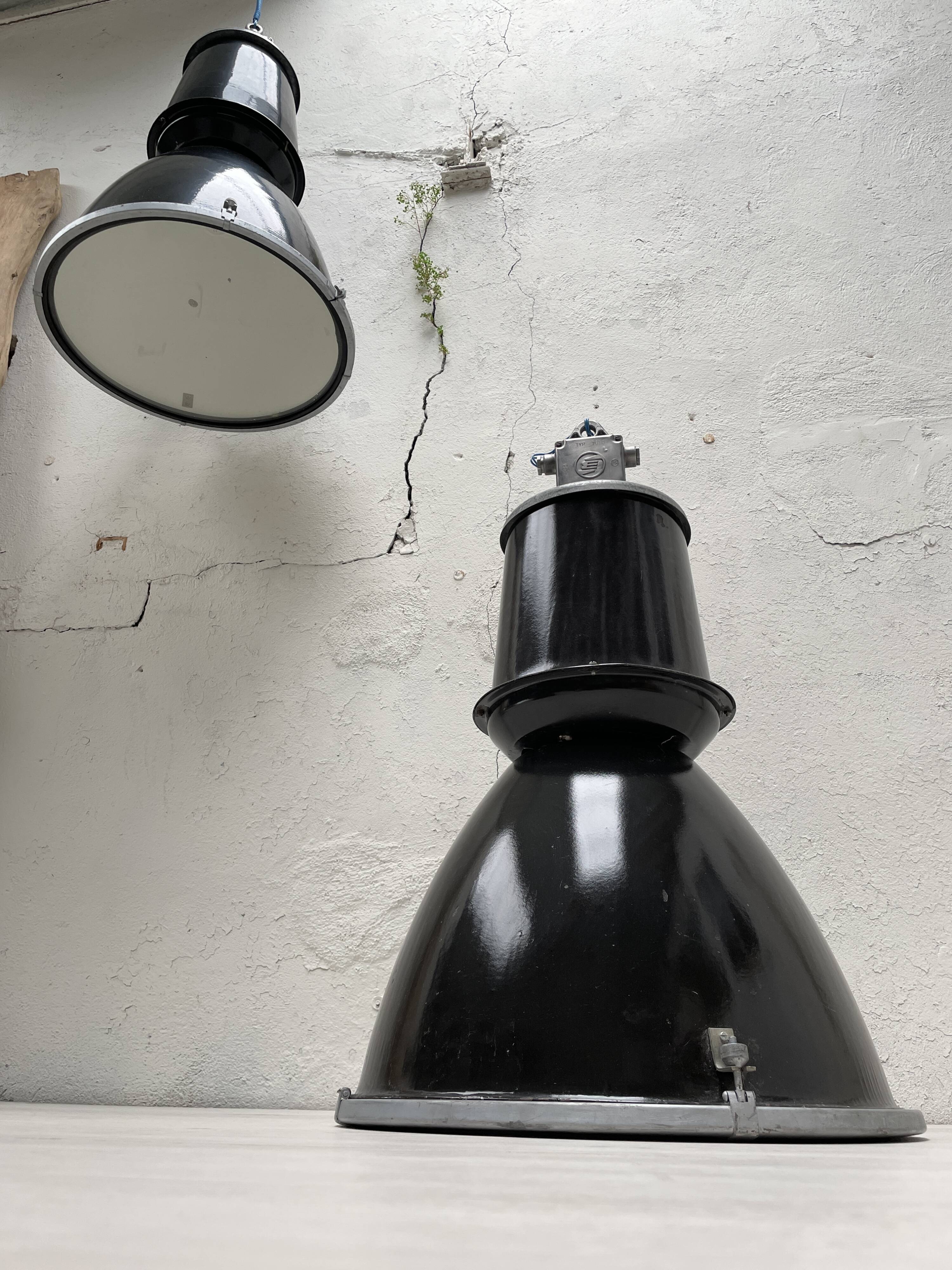 Suite de trois lampes industrielles.