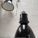 Suite de trois lampes industrielles.