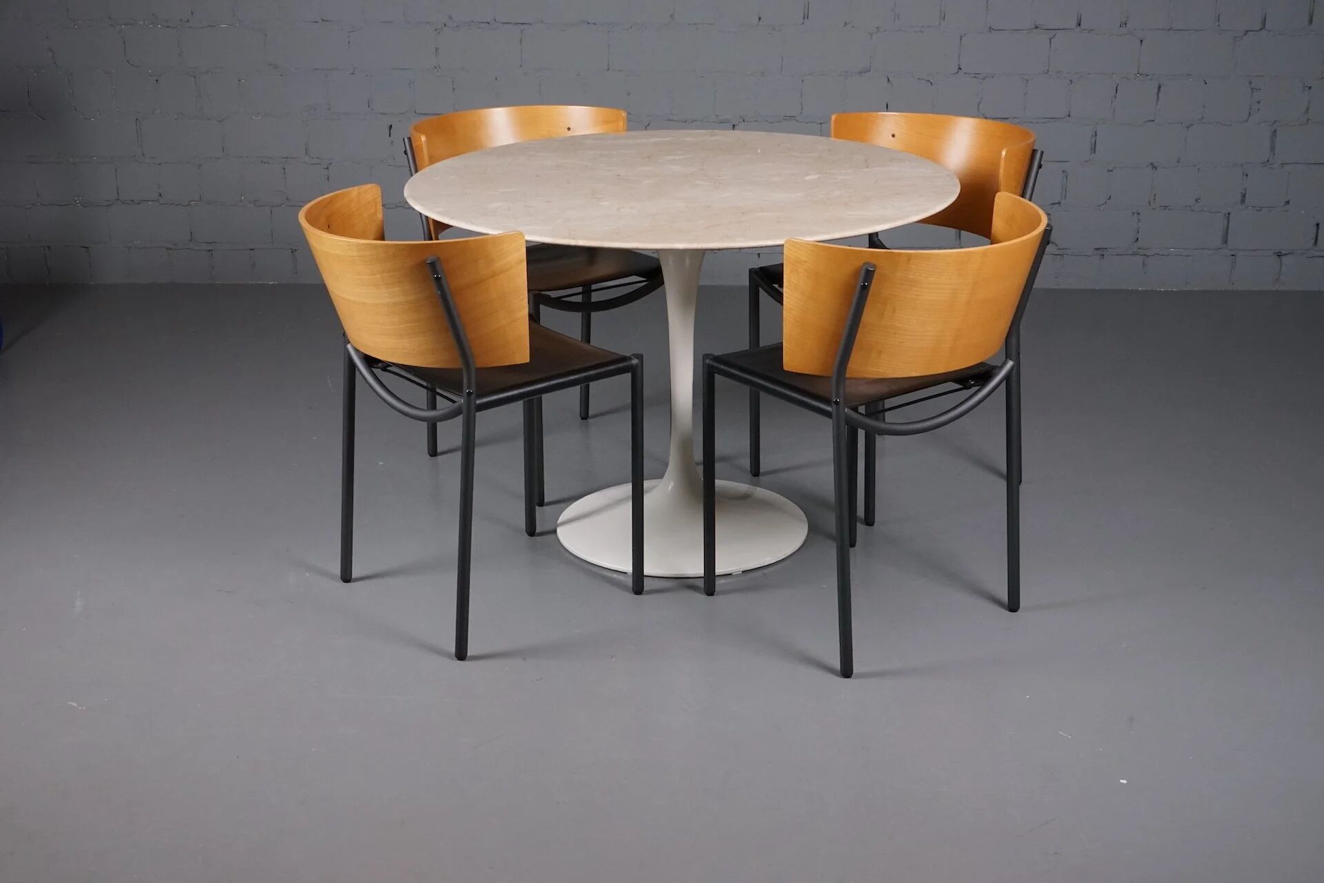Tulip dining table with Botticino marble by Eero Saarinen for Knoll International