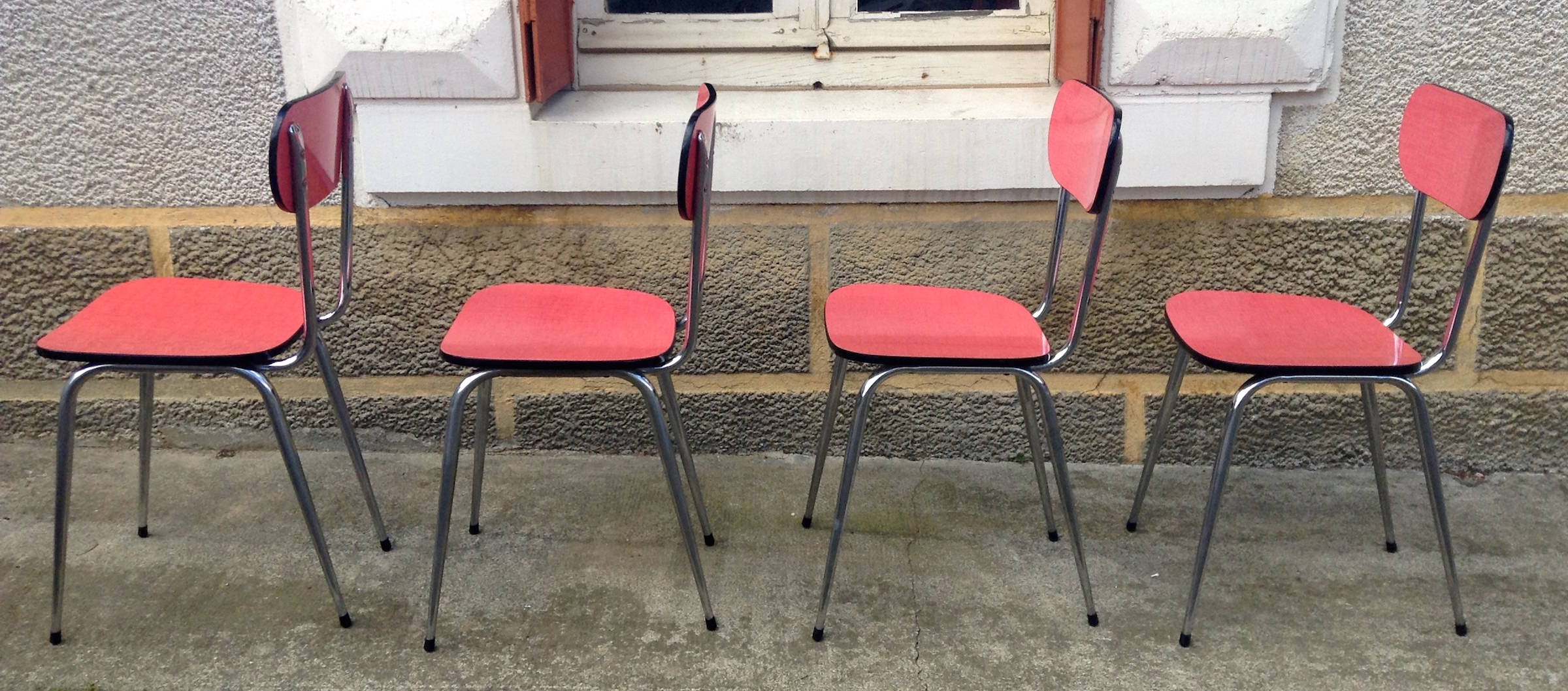 Table and its 4 chairs in formica