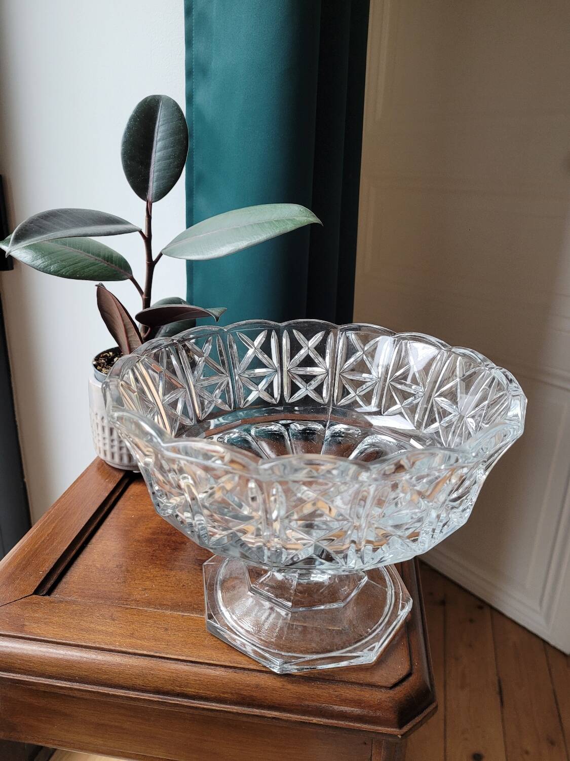 Chiseled crystal cup