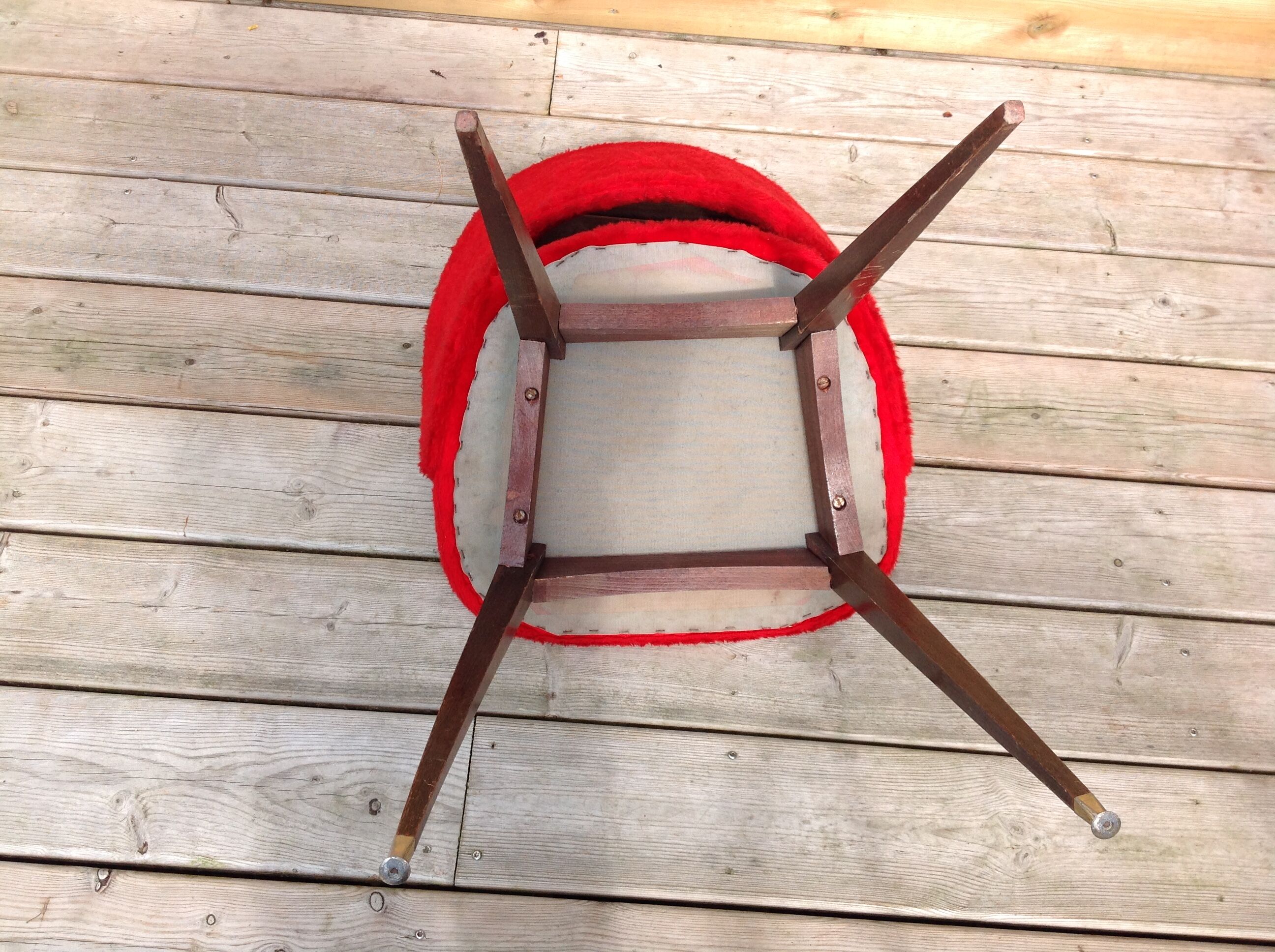 Chaise moumoute rouge pieds compas