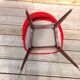 Chaise moumoute rouge pieds compas