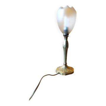 Lampe en bronze ciselé et tulipe ancienne en verre, XIXème s.